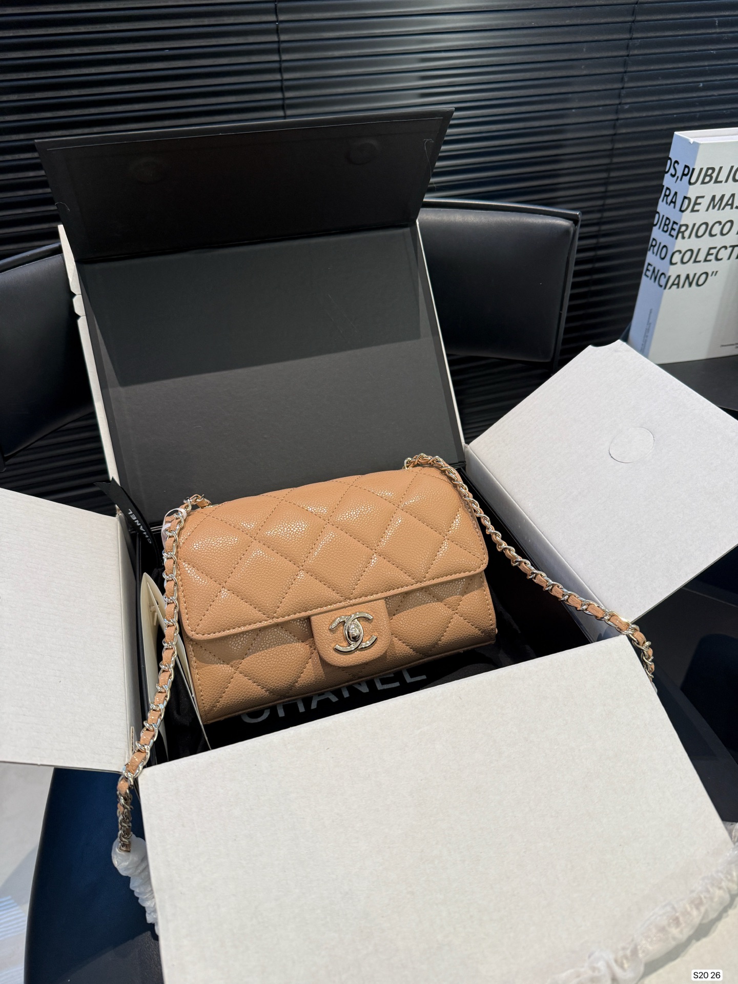 P200 配折叠盒飞机盒
Chanel香奈儿26c链条方胖子香奈儿链条方胖子经典感觉又是一款会火的包包
尺寸19 13 货号26