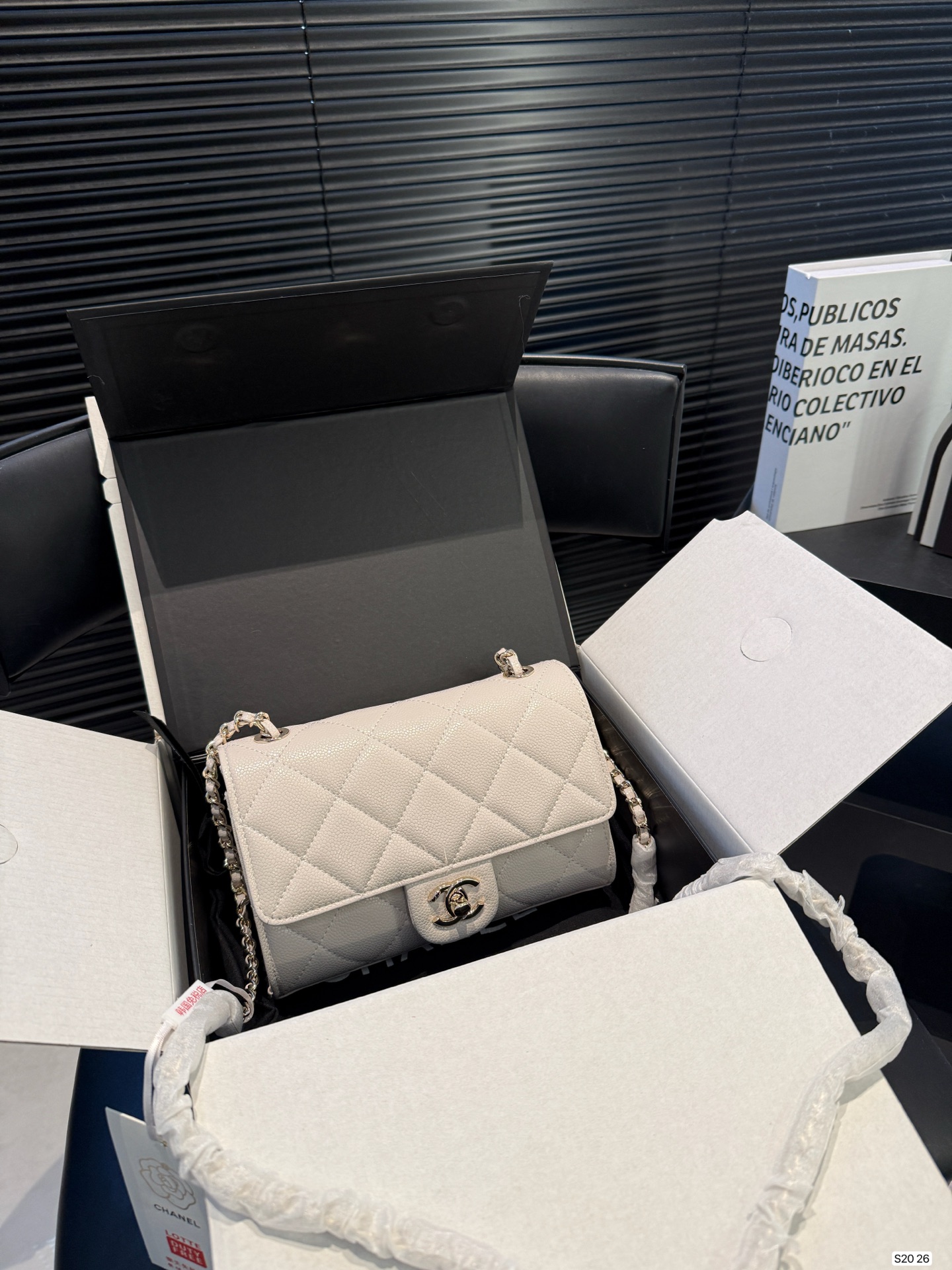 P200 配折叠盒飞机盒
Chanel香奈儿26c链条方胖子香奈儿链条方胖子经典感觉又是一款会火的包包
尺寸19 13 货号26