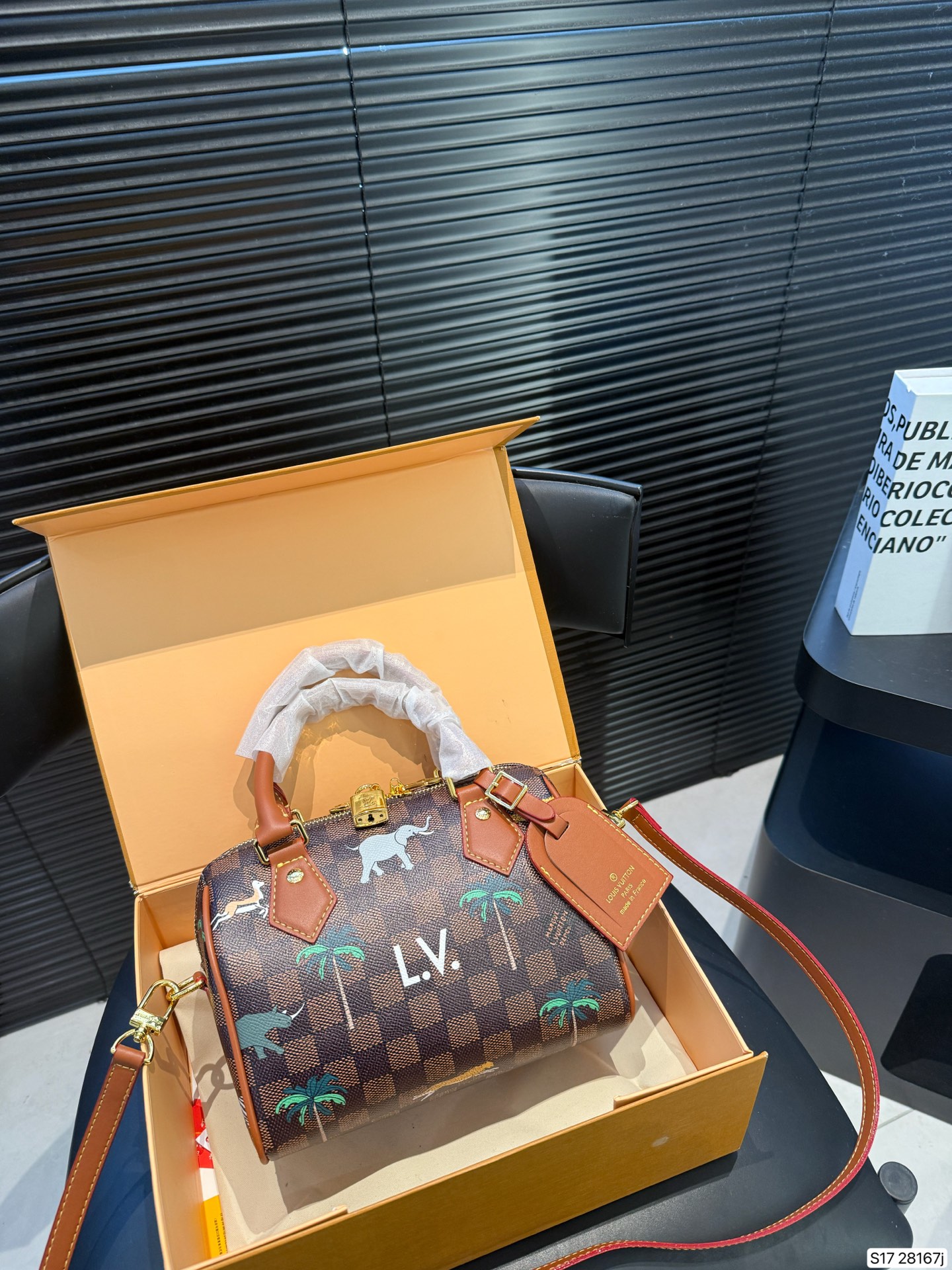 P203 Lv 2026 New Animal Series Giraffe Palm Tree | Lv Pillow Bag Keep Portable One-shoulder Cross-body Style. Babies, Hurry Up And Order It. The Style Is Classic But Not Outdated. It Has Always Been Loved By Western And Beautiful Girls Size: 20 14 Item No. 28167