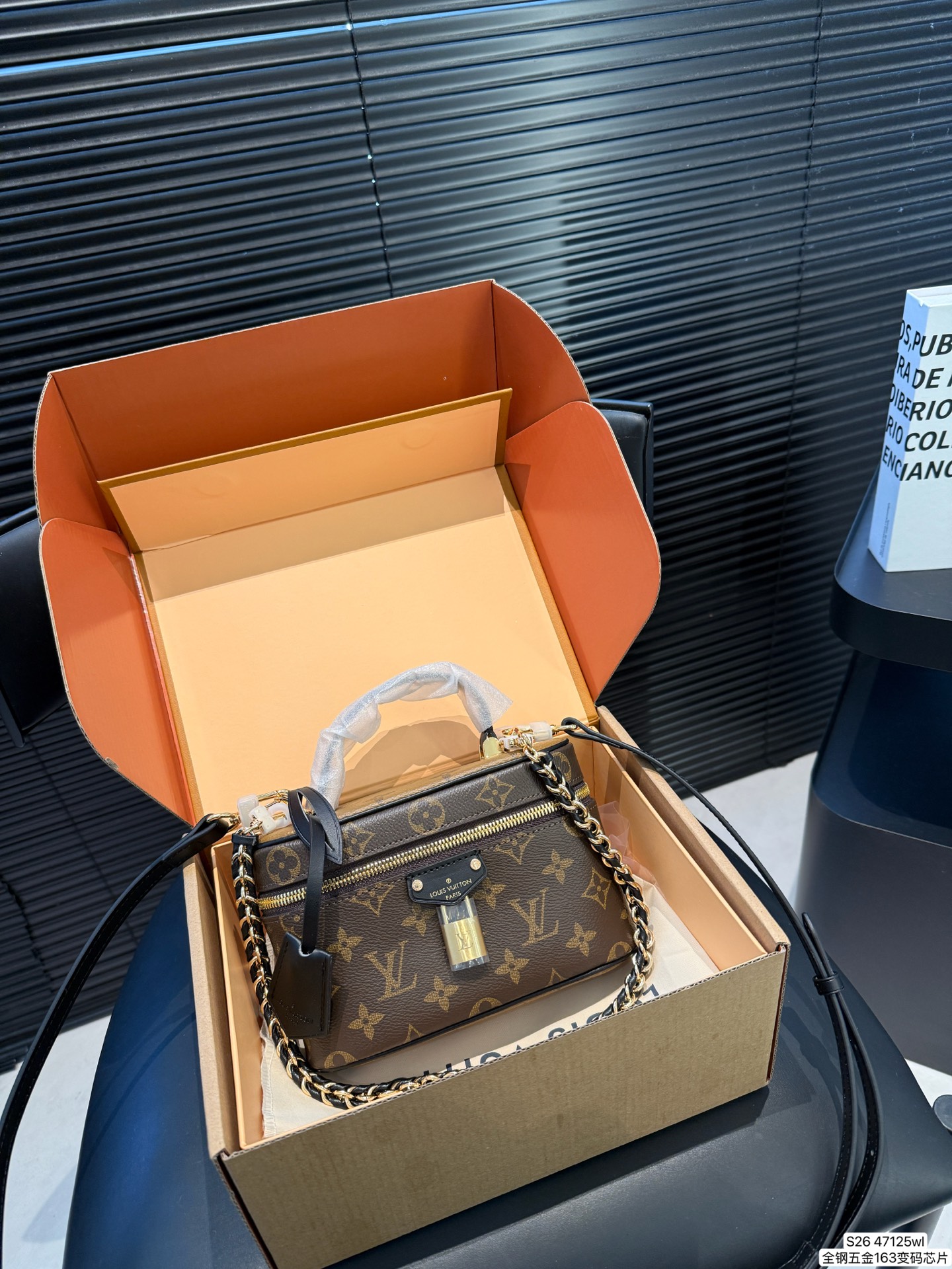 配飞机盒折叠盒子全钢五金 163变码芯片版本 这一季的化妆包颇受时尚界的青睐,看到第一眼就种草了 造型很硬核 但空间很实用~走在路上就是一道行走的风景线啊.回头率杠杠的~ 而且真的好好搭!瞬间成为了这季街拍中的常客这只精致的LV化妆包,难道她不香吗~今年度过炎炎夏天的动力,就靠她给我补给了尺寸:19 12 货号47125
