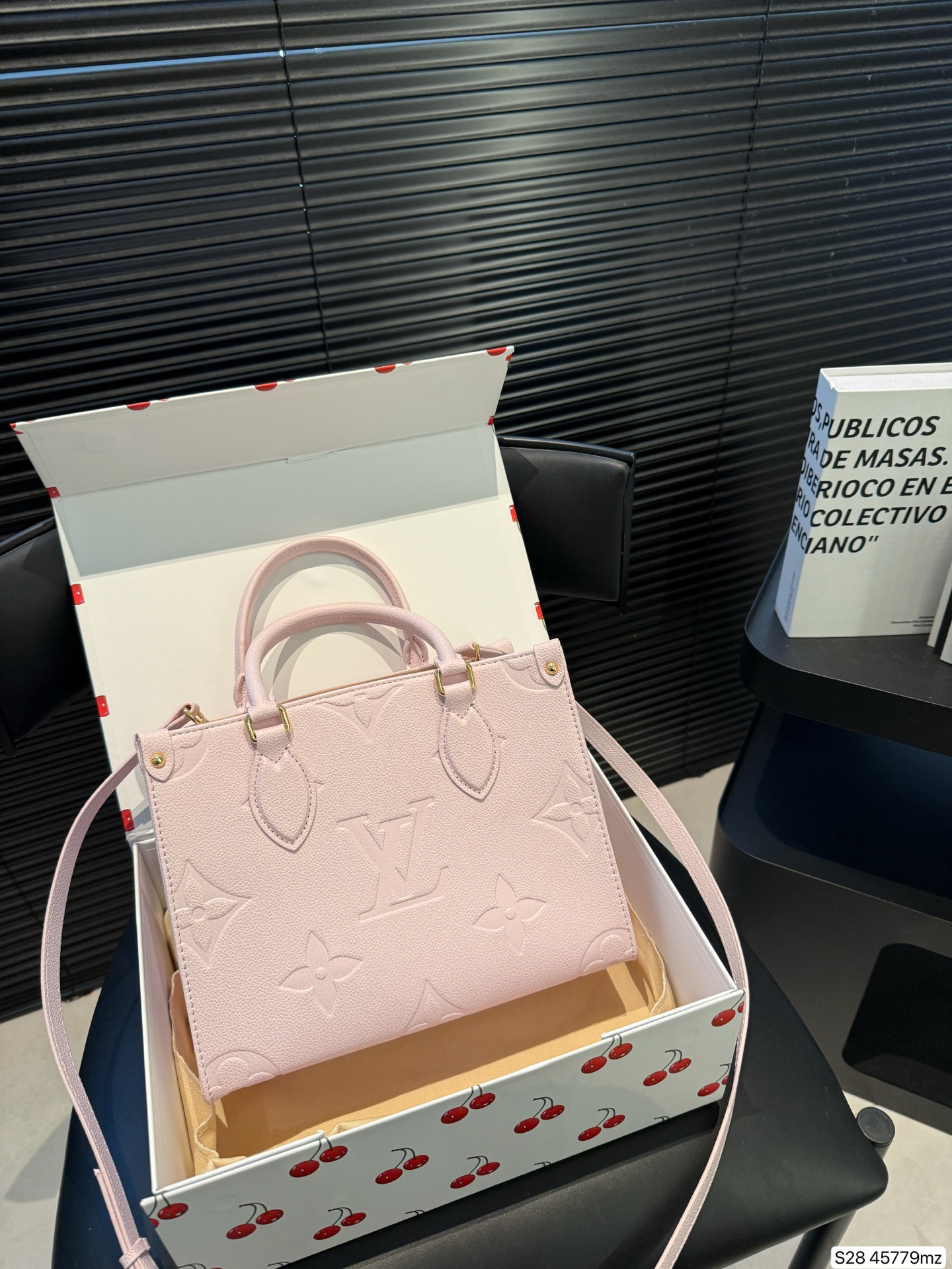 P285 Folding Box With Airplane Case Pearlescent Pink Jungle | Lv Embossed Tote Is Versatile And Practical, Can Be Sweet Or Salty, Cool And Sassy. | Shopping And Commuting Are Completely Manageable. | Large Bag With Clean Exterior Lines | Size 25 19 Item No. 45779