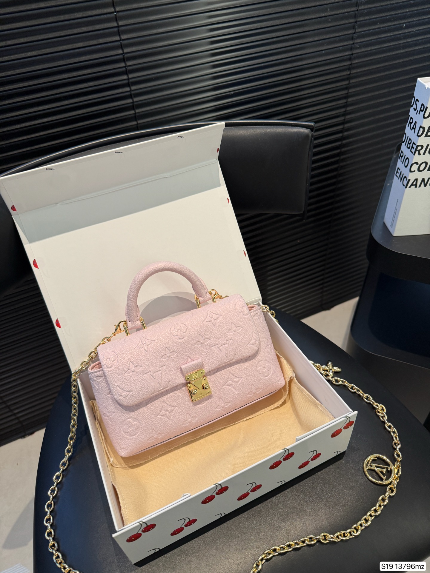 P218 With Folding Box Pearlescent Pink Lv Madeleine Nano | Louis Vuitton Louis Vuitton Pink Madeleine Nano Bag, Cherry Blossom Pink Design, Small And Exquisite, Suitable For Daily Use | The Pink And Tender Super Girl Looks Youthful And Beautiful, Hand-held Cross-body, Multiple Ways Of Carrying | Size: 19 12 Item No. 13796