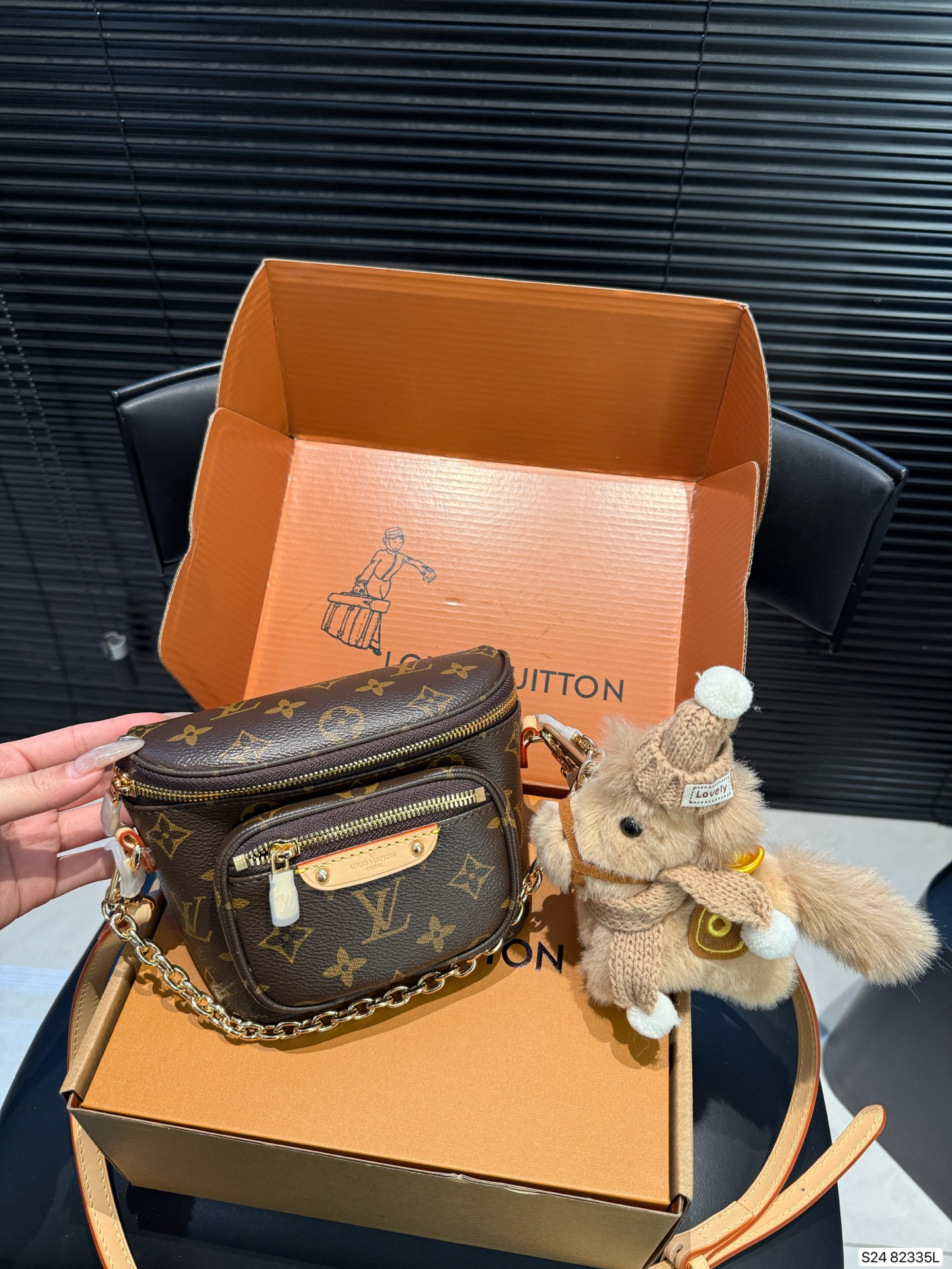 P255 With Airplane Case Folding Box Lv With Leather Chain Bag/chest Bag | Nice Looking Waist Bag | Cotton Canvas Lining | Hardware + Leather | Size 16 15 | Item No. 82335