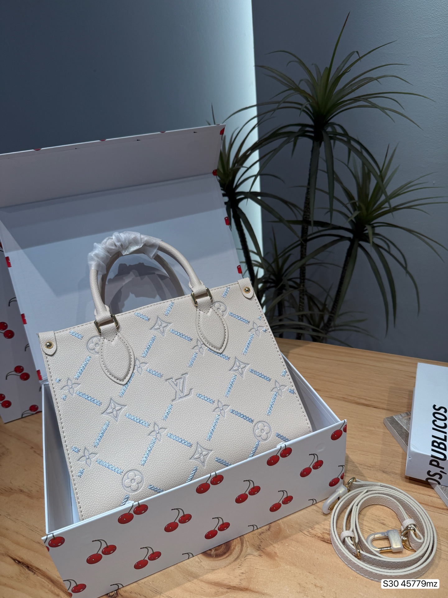 P300 | Version With Folding Box, New Color | Tote Is Versatile And Practical, Can Be Sweet Or Salty, Cool And Sassy. | Shopping And Commuting Are Completely Manageable. | Large Bag With Clean Exterior Lines | Size 25 20 Item No. 45779