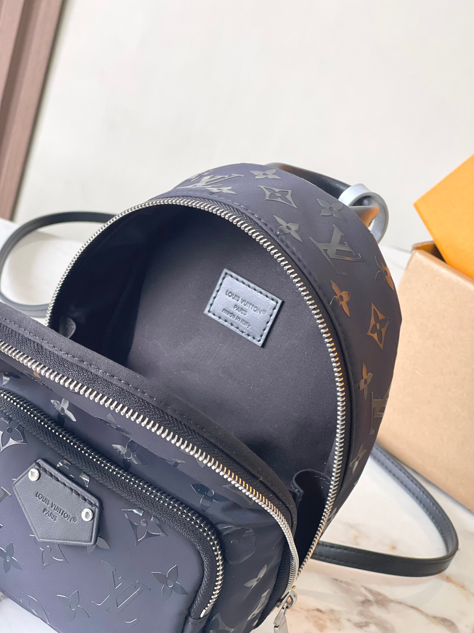 p1030
【特级MB163c芯片版原厂皮】
本款Palm Springs迷你双肩包手袋
型号：M11780黑色布尼龙163c芯片
材料：A级全钢五金，进口原厂布料
包装：全套原厂免税MB包装
尺寸：17.0 x 22.0 x 10.0cm
