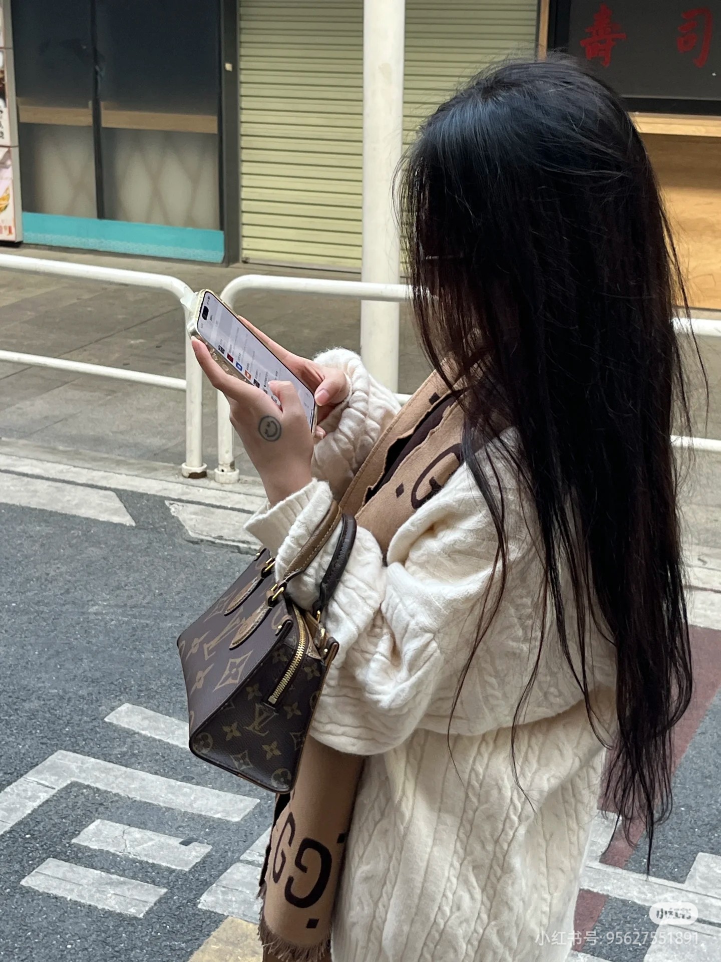 ONTHEGO EAST WEST CHAIN 手袋
M14236老花
无论哪个灯光，都好看。