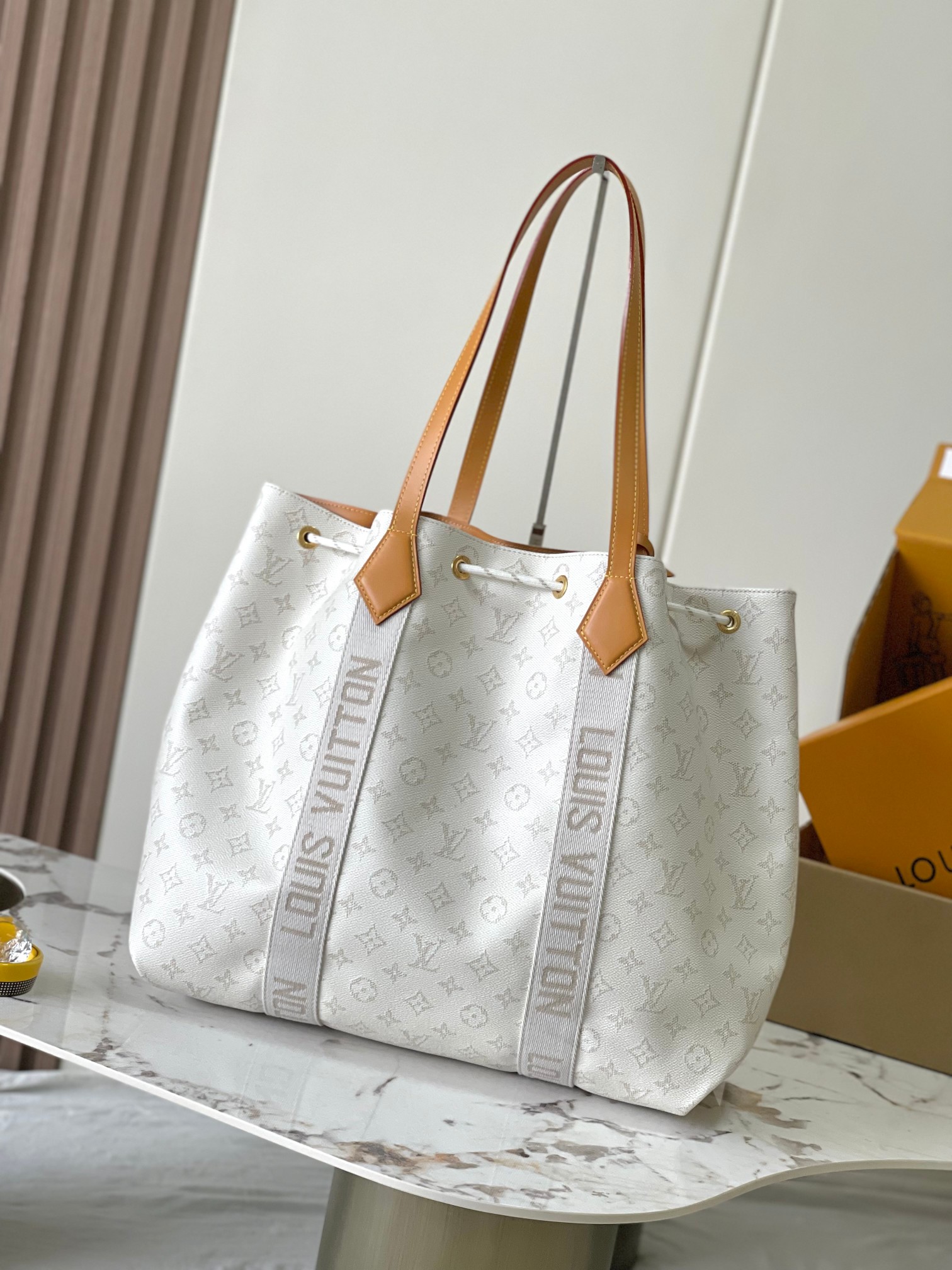 p1030
【特级MB163c芯片版原厂皮】
本款 Marina Tote 手袋
型号：M14652
材料：A级全钢五金，进口原厂面料
包装：全套原厂免税MB包装
尺寸：49 x 34 x 16.5 cm
