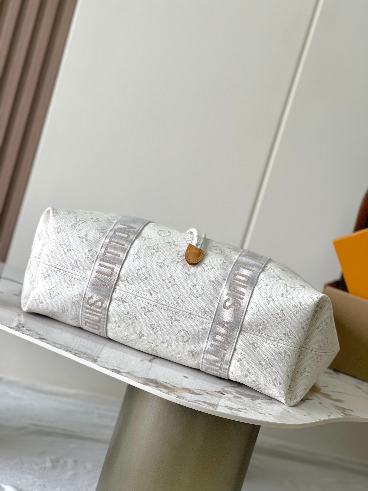 p1030
【特级MB163c芯片版原厂皮】
本款 Marina Tote 手袋
型号：M14652
材料：A级全钢五金，进口原厂面料
包装：全套原厂免税MB包装
尺寸：49 x 34 x 16.5 cm