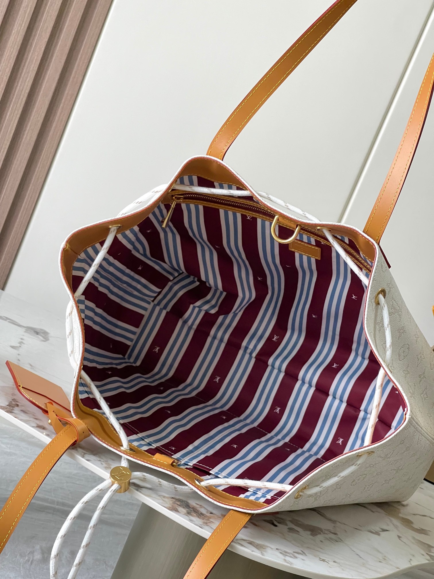 p1030
【特级MB163c芯片版原厂皮】
本款 Marina Tote 手袋
型号：M14652
材料：A级全钢五金，进口原厂面料
包装：全套原厂免税MB包装
尺寸：49 x 34 x 16.5 cm