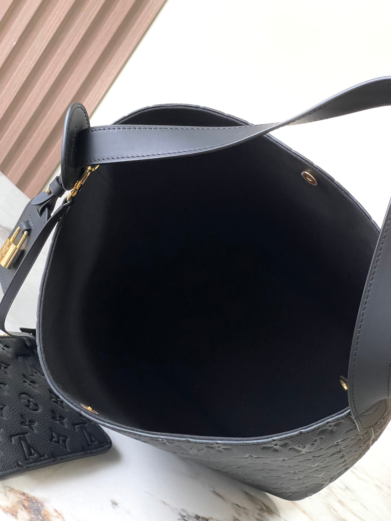 p1210
【特级MB163c芯片版原厂皮】
本款 Allln 大号手袋
型号：M13044
材料：A级全钢五金，进口原厂牛皮
包装：全套原厂免税MB包装
尺寸：26 x 31 x 18 cm
