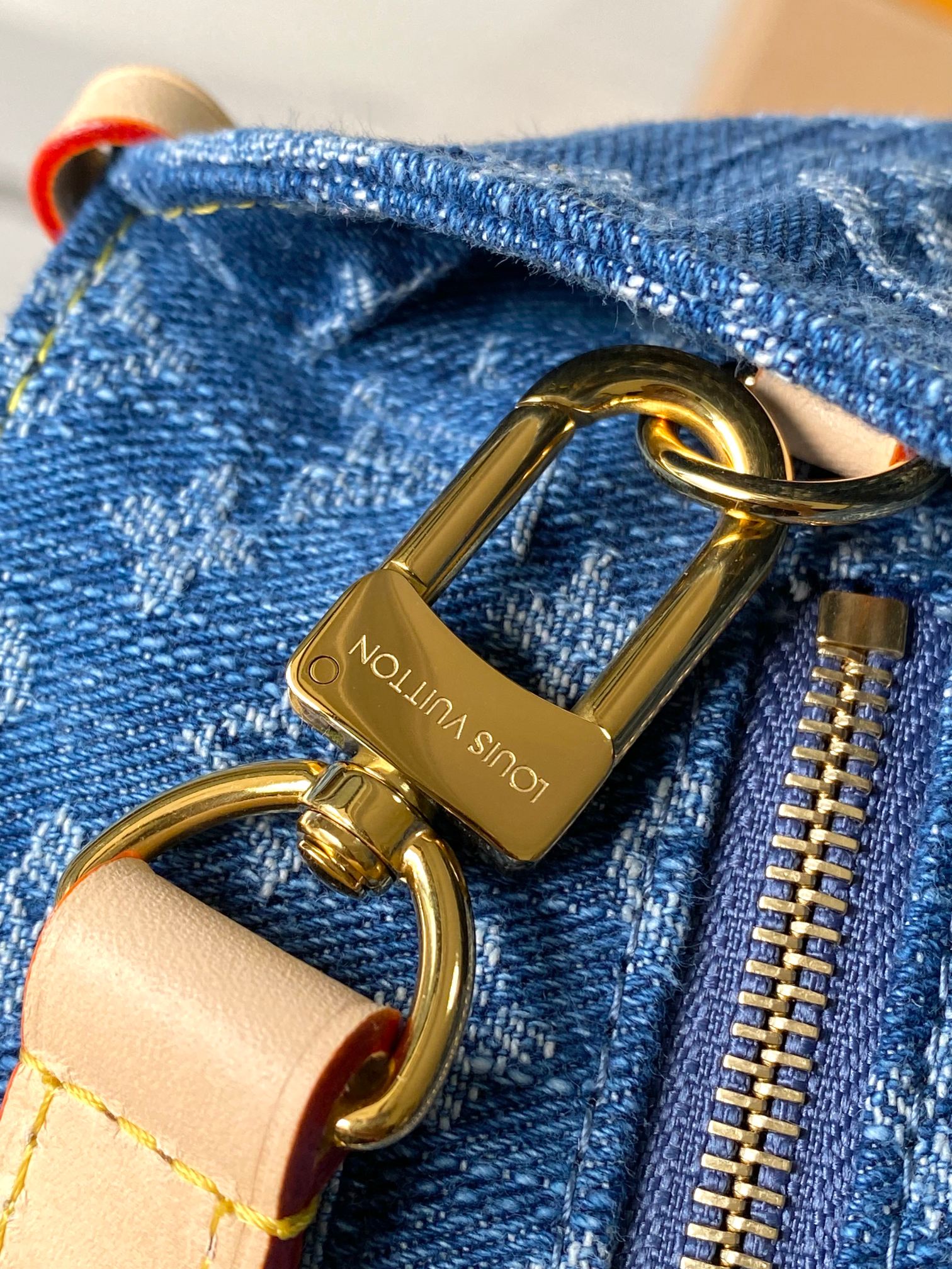 p870
【特级MB163c芯片版原厂皮】
本款 OnTheGo 小号手袋
型号：M14633牛仔
材料：A级全钢五金，进口原厂帆布
包装：全套原厂免税MB包装
尺寸：19 x 11.5 x 25 cm