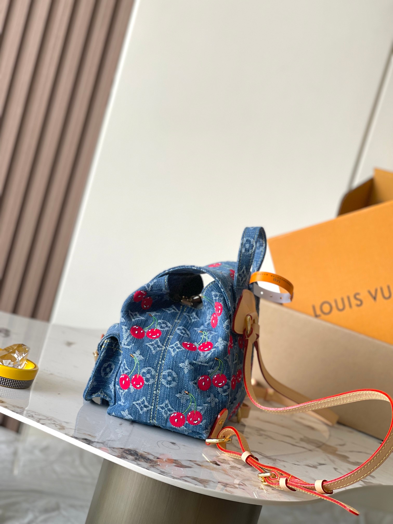 p1070
【特级MB163c芯片版原厂皮】
本款 LV X TM VENICE NM 双肩包手袋
型号：M13679
材料：A级全钢五金，进口原厂帆布
包装：全套原厂免税MB包装
尺寸：24 x26 x7 CM 