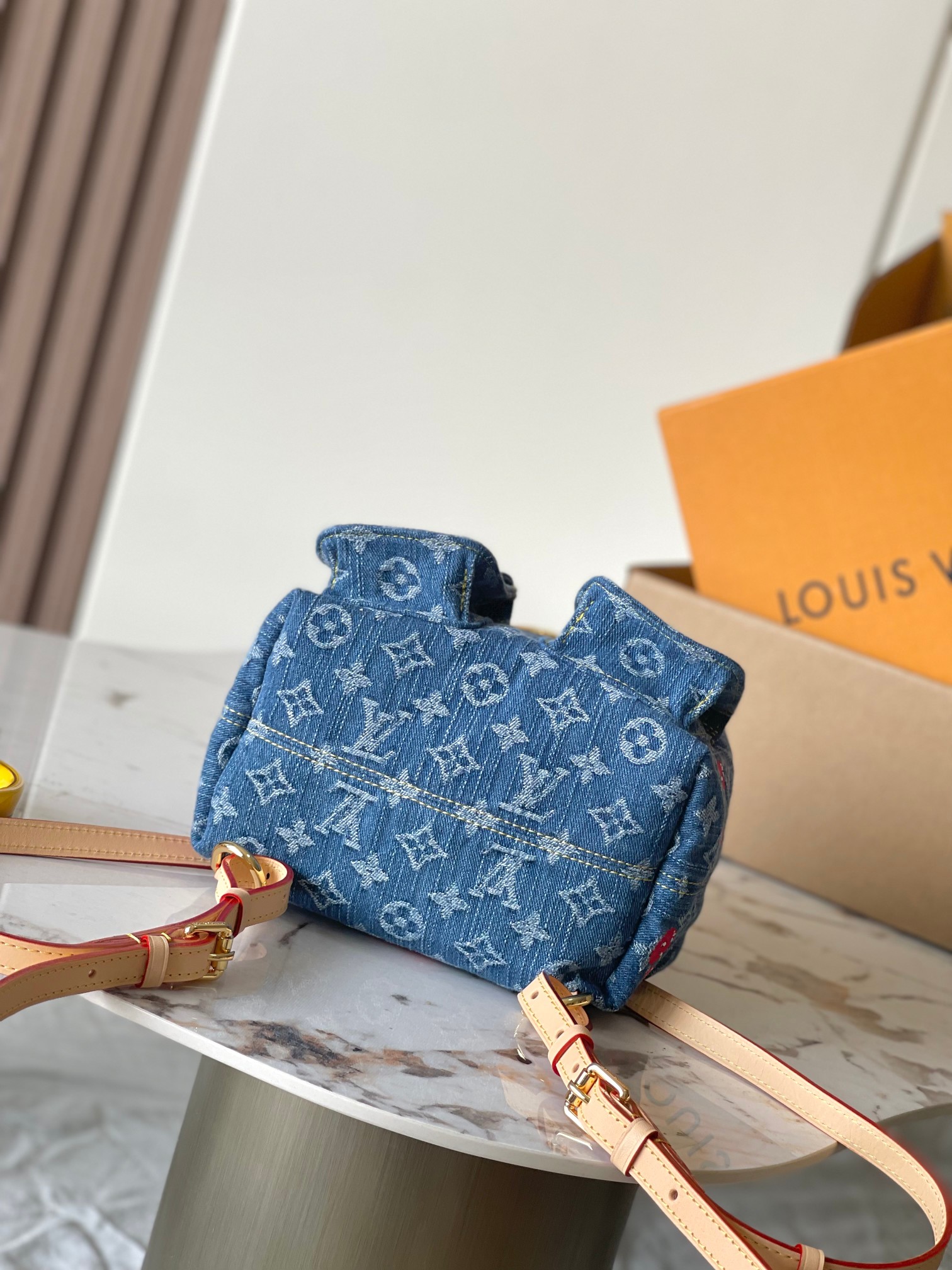 p1070
【特级MB163c芯片版原厂皮】
本款 LV X TM VENICE NM 双肩包手袋
型号：M13679
材料：A级全钢五金，进口原厂帆布
包装：全套原厂免税MB包装
尺寸：24 x26 x7 CM 