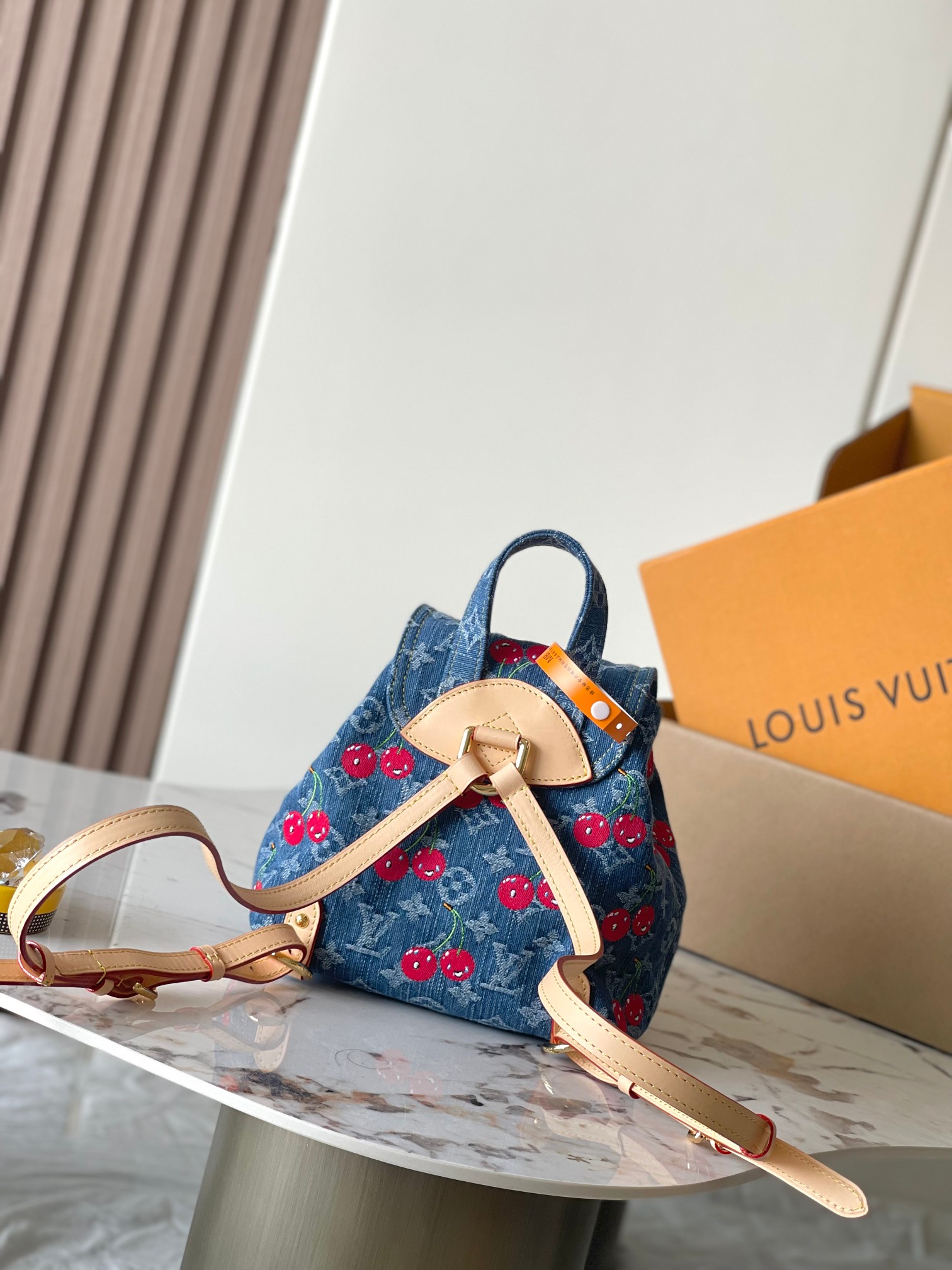 p1070
【特级MB163c芯片版原厂皮】
本款 LV X TM VENICE NM 双肩包手袋
型号：M13679
材料：A级全钢五金，进口原厂帆布
包装：全套原厂免税MB包装
尺寸：24 x26 x7 CM 