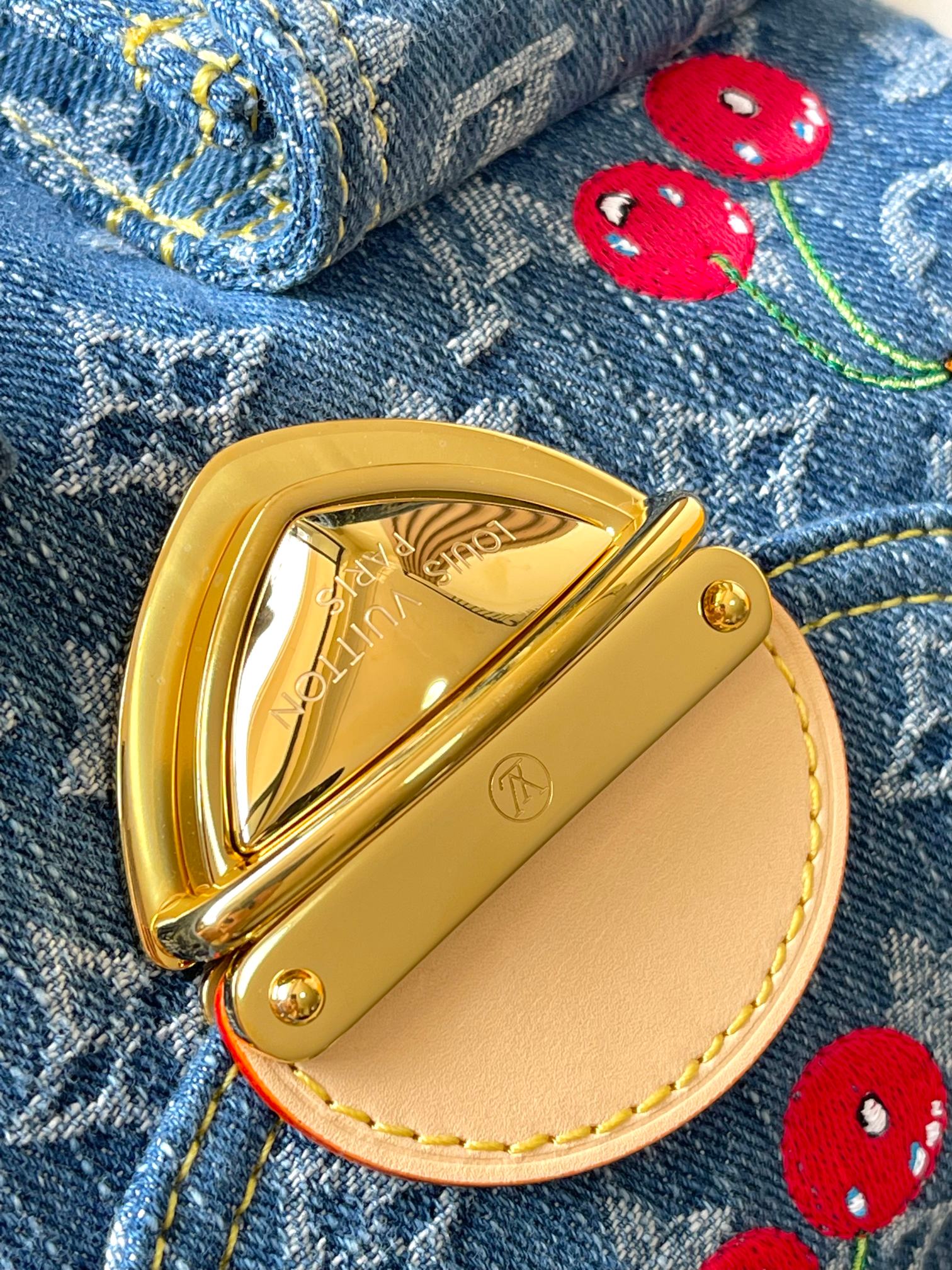 p1070
【特级MB163c芯片版原厂皮】
本款 LV X TM VENICE NM 双肩包手袋
型号：M13679
材料：A级全钢五金，进口原厂帆布
包装：全套原厂免税MB包装
尺寸：24 x26 x7 CM 