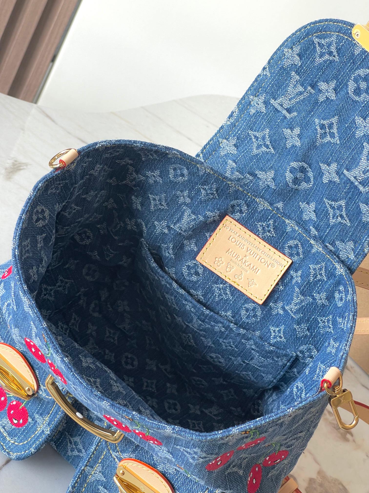 p1070
【特级MB163c芯片版原厂皮】
本款 LV X TM VENICE NM 双肩包手袋
型号：M13679
材料：A级全钢五金，进口原厂帆布
包装：全套原厂免税MB包装
尺寸：24 x26 x7 CM 