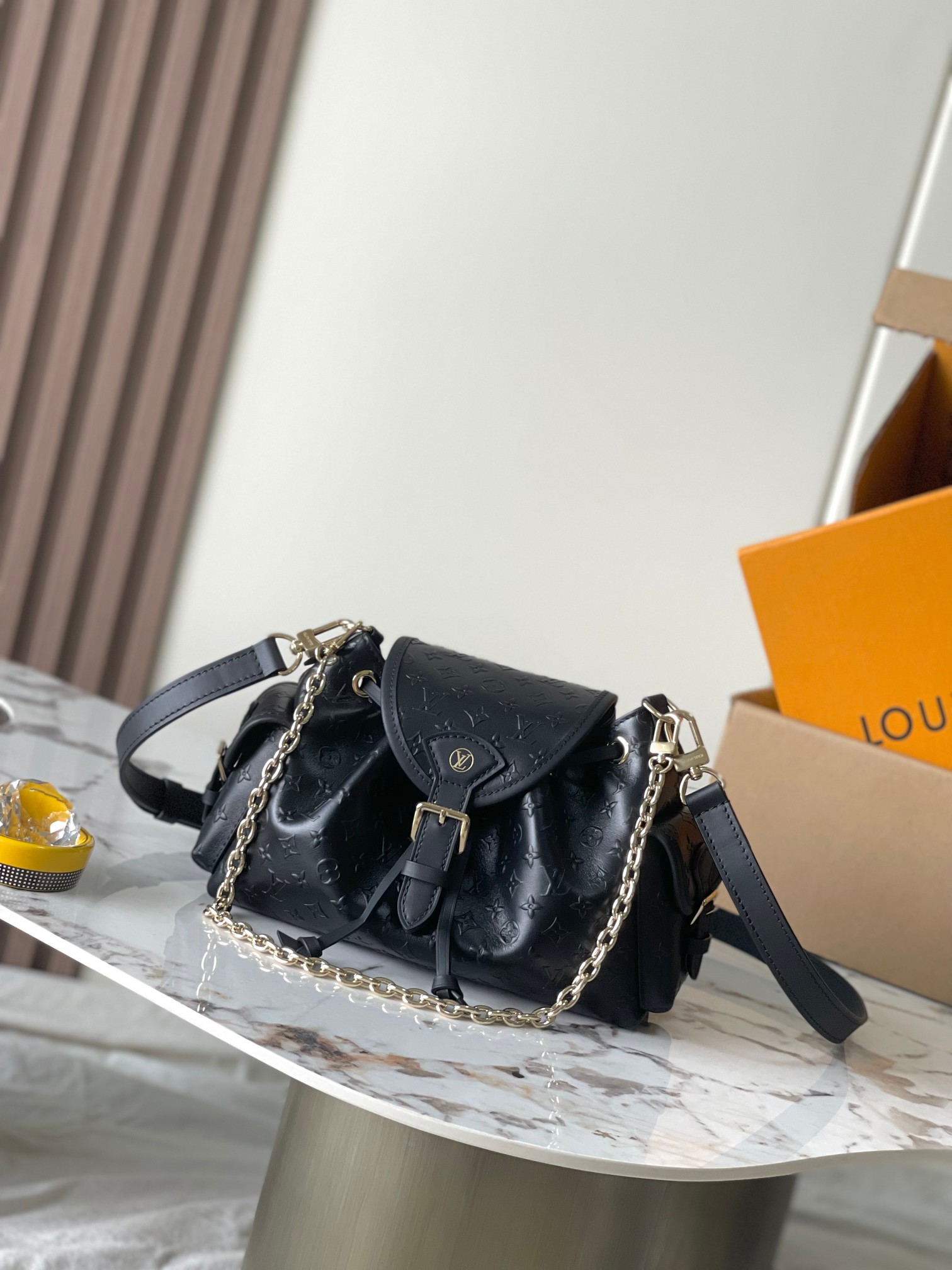 Louis Vuitton Odyssee: Elegante bolso de piel negra con herrajes de acero