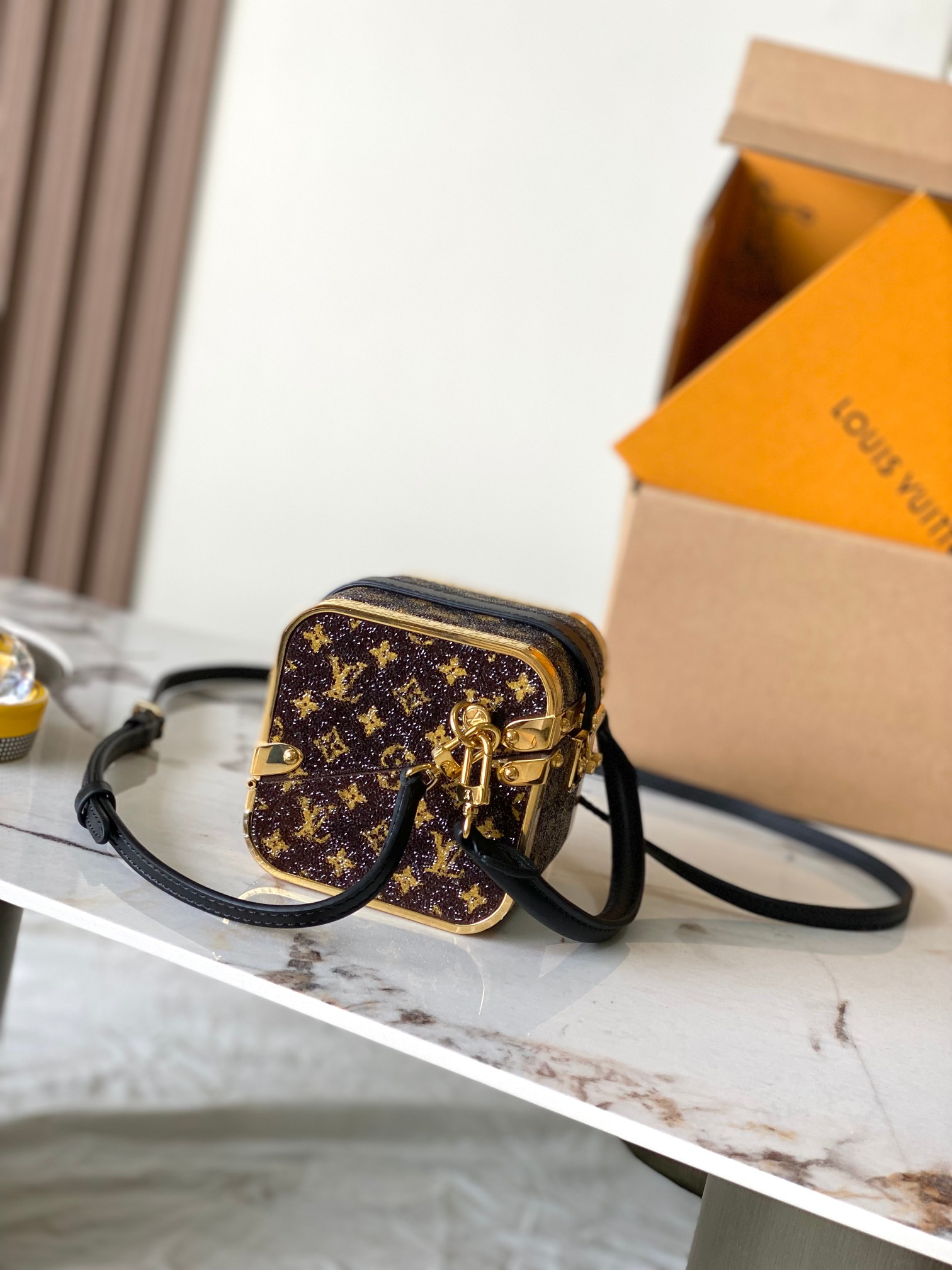 Manolo Blahnik Haute Couture Classic Luxury Handbag Shoulder Crossbody 2