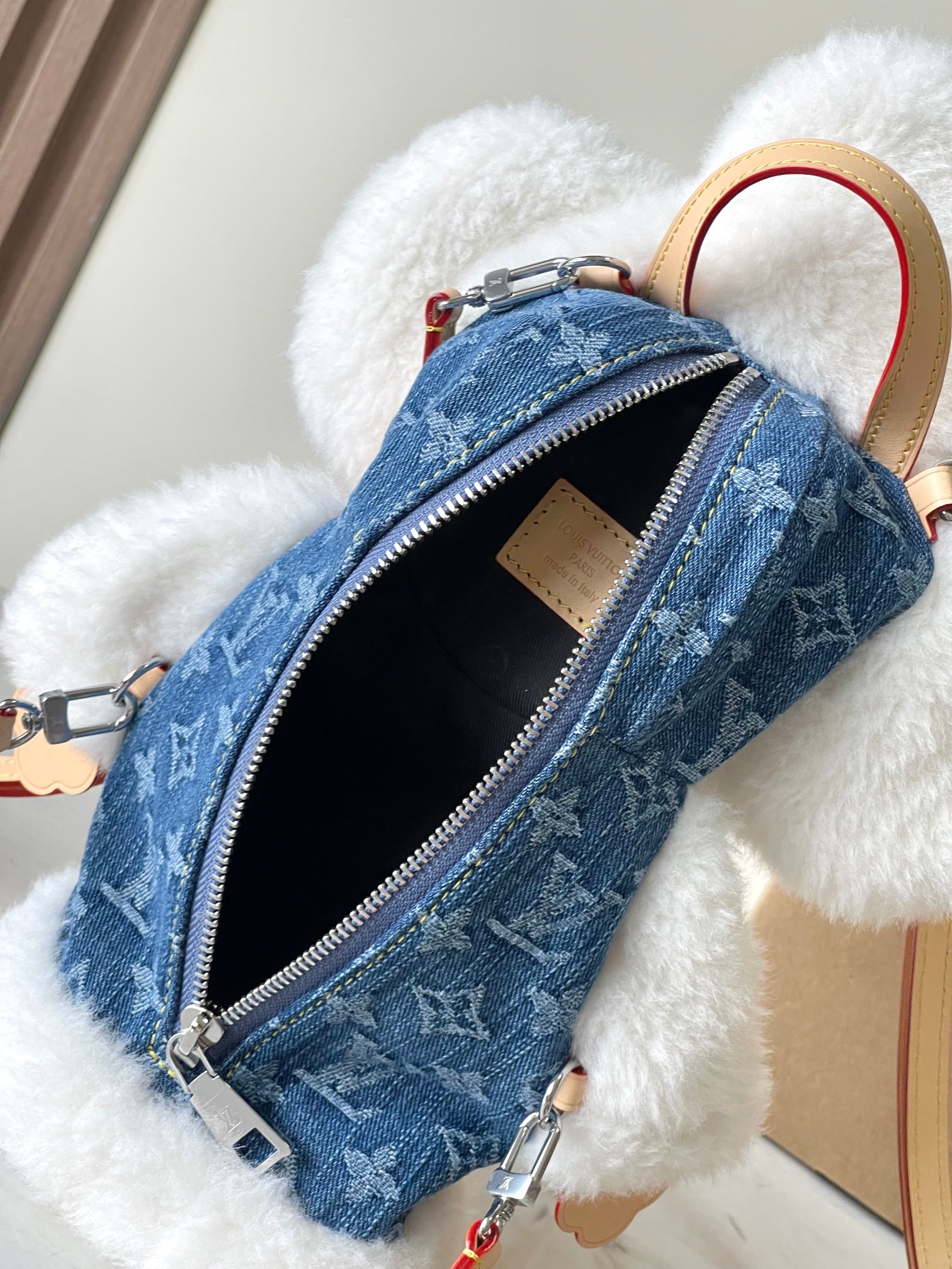 【特级MB163c芯片版原厂皮】 本款 Vivienne双肩包手袋 型号：M26786羊毛牛仔 材料：A级全钢五金，进口