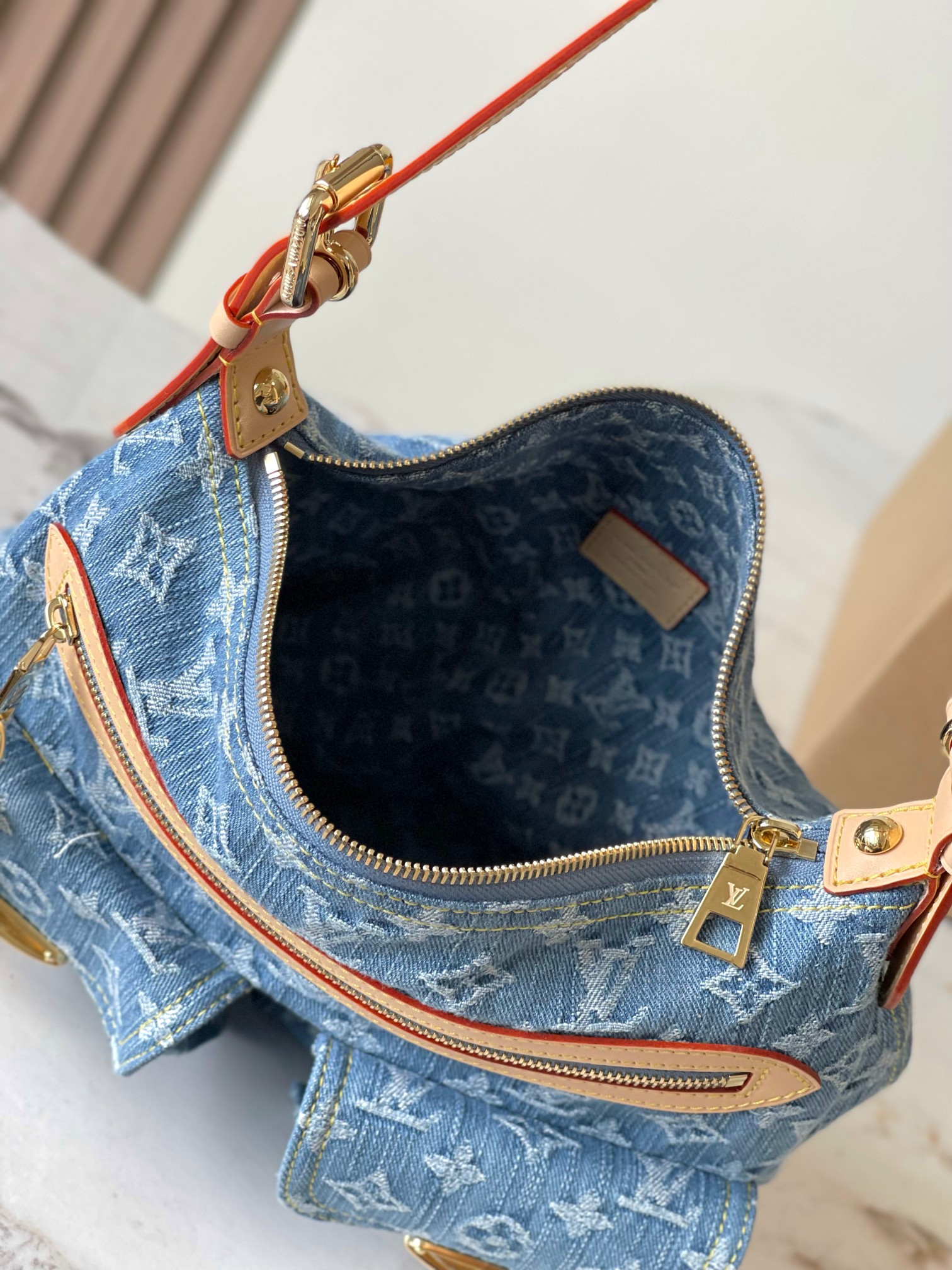 【特级MB163c芯片版原厂皮】 本款 BAGGY 手袋 型号：M27329 材料：A级全钢五金，进口原厂面料 包装：全