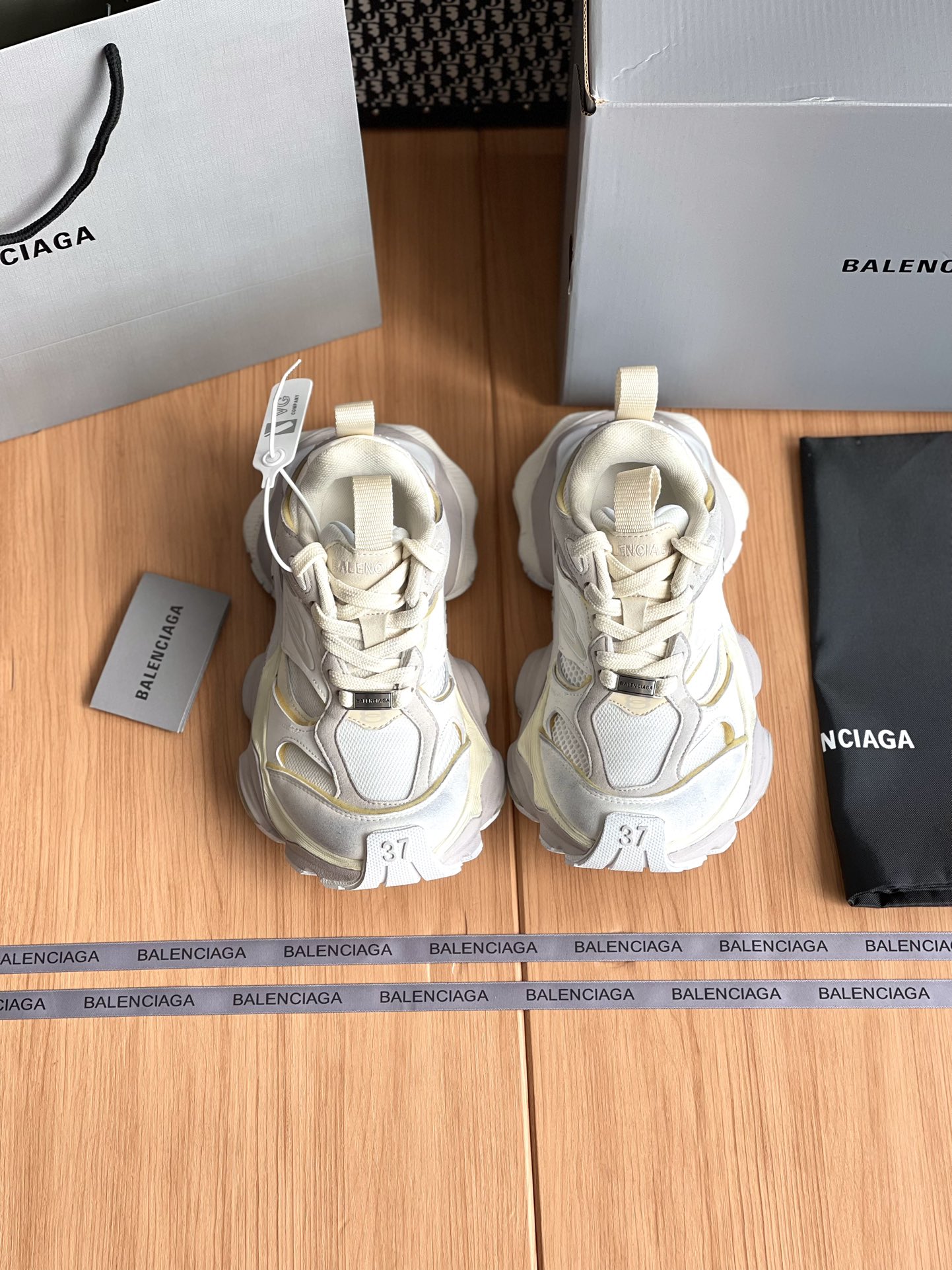NO:174341,Balenciaga Cargo dad shoes The whole pair of shoes is purchased and developed and created by Zp, all customized materials, exclusive mold opening sole, all details are shipped together, and even the packaging is the same as the genuine one. The size is 35-45, dad shoes, balenciaga19860909巴黎世家Cargo老爹鞋 整双鞋子采购Zp开发打造,全部定制材料,独家开模大底,细节全部对版出货,连包装也做到跟正品一样.码数35-45,老爹鞋,balenciaga,Women's Shoes