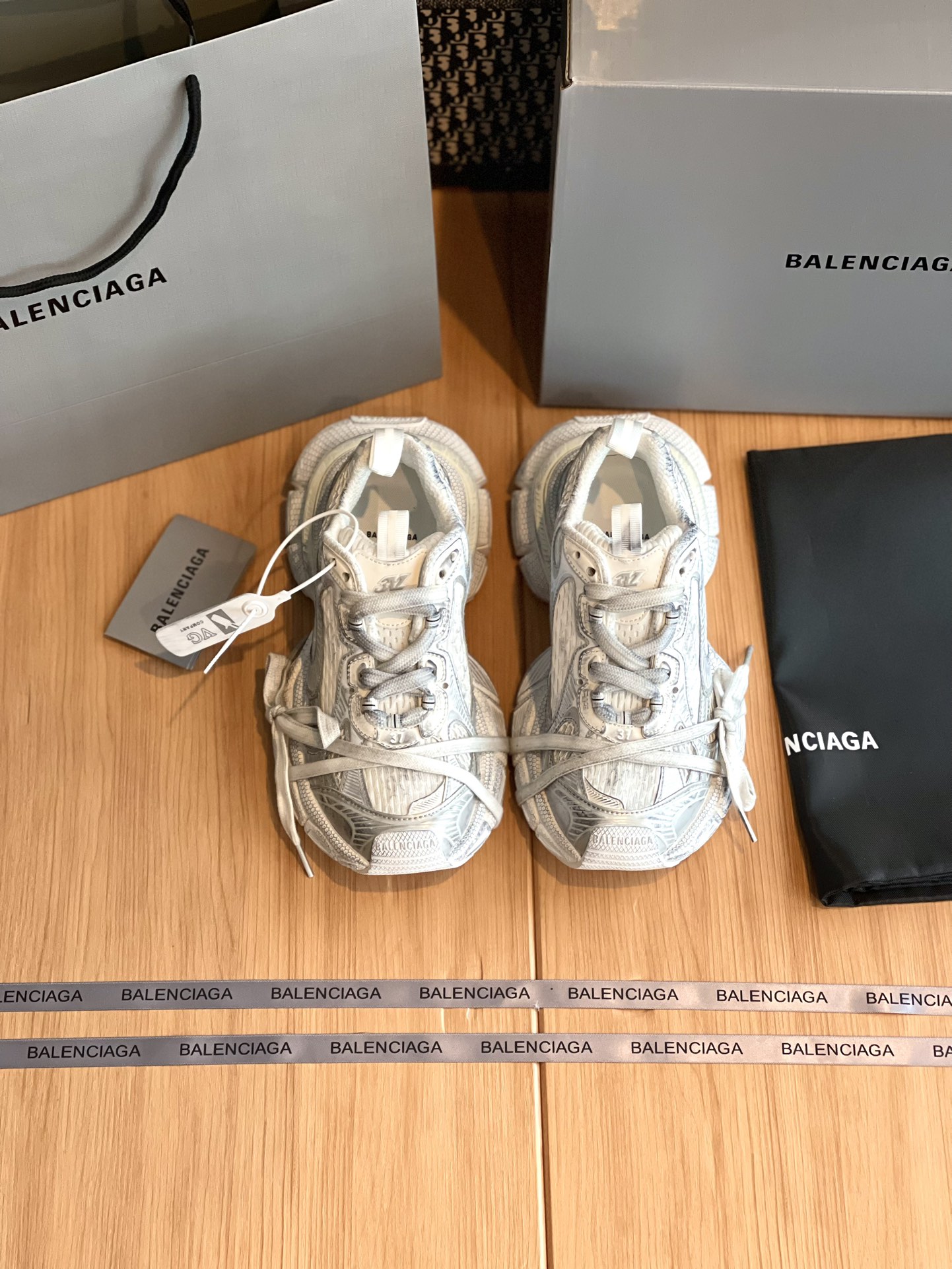 NO:174329,Balenciaga 3XL Dad Shoes The whole pair of shoes is purchased and developed by Zp, all customized materials, exclusive mold opening sole, all details are shipped together, and even the packaging is the same as the genuine one. The size 35-45, Dad Shoes, balenciaga19860909巴黎世家 3XL老爹鞋 整双鞋子采购Zp开发打造,全部定制材料,独家开模大底,细节全部对版出货,连包装也做到跟正品一样.码数35-45,老爹鞋,balenciaga,Women's Shoes
