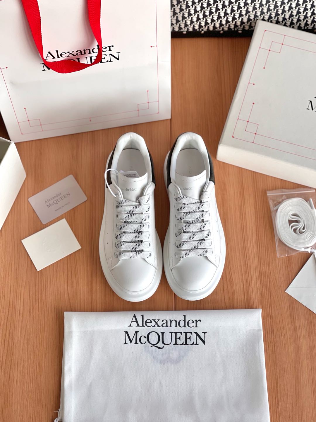 NO:174094,McQueen's classic pair of shoes are purchased and developed and created by Zp, all customized materials, exclusive mold opening sole, all details are shipped together, and even the packaging is the same as the genuine one. Size: Women's 35-40 Men's 39-45, casual shoes/sports shoes, alexander mcqueen, sneakers19860909麦昆经典款整双鞋子采购Zp开发打造,全部定制材料,独家开模大底,细节全部对版出货,连包装也做到跟正品一样.码数:女35-40 男39-45,休闲鞋/运动鞋,alexander mcqueen,sneakers,Women's Shoes
