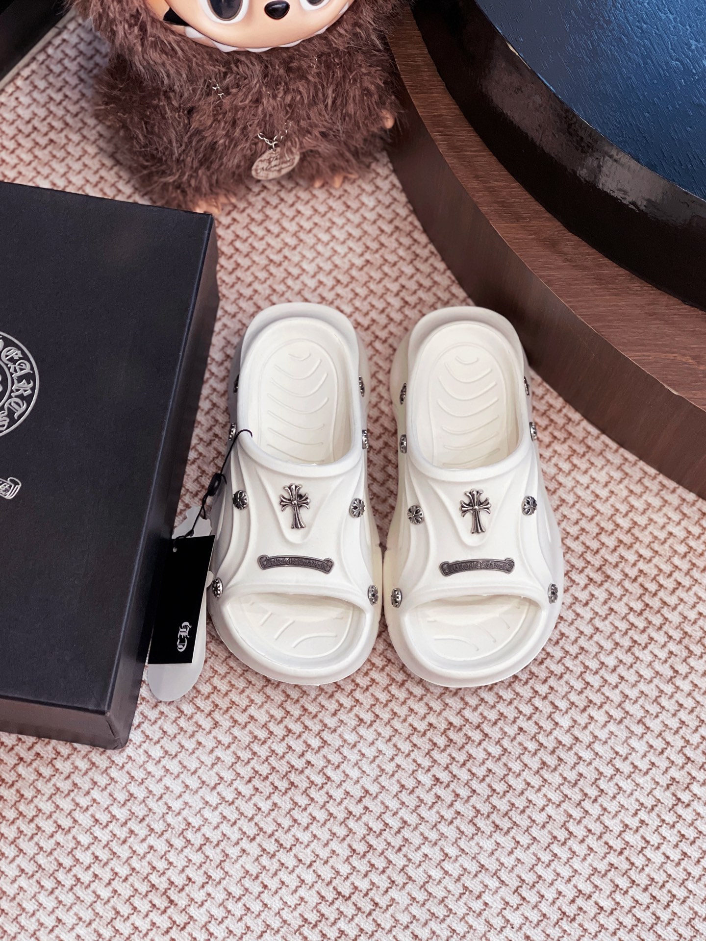 NO:260316,Croxin slippers are purchased and developed for Zp, all customized materials, exclusive mold opening sole, all details are shipped together, and even the packaging is the same as the genuine one. Size: 36-41 (a small size), slippers, chrome hearts, slippers19860909克罗心拖鞋整双鞋子采购Zp开发打造,全部定制材料,独家开模大底,细节全部对版出货,连包装也做到跟正品一样.码数:36-41（偏小一码）,拖鞋,chrome hearts,slippers,Women's Shoes