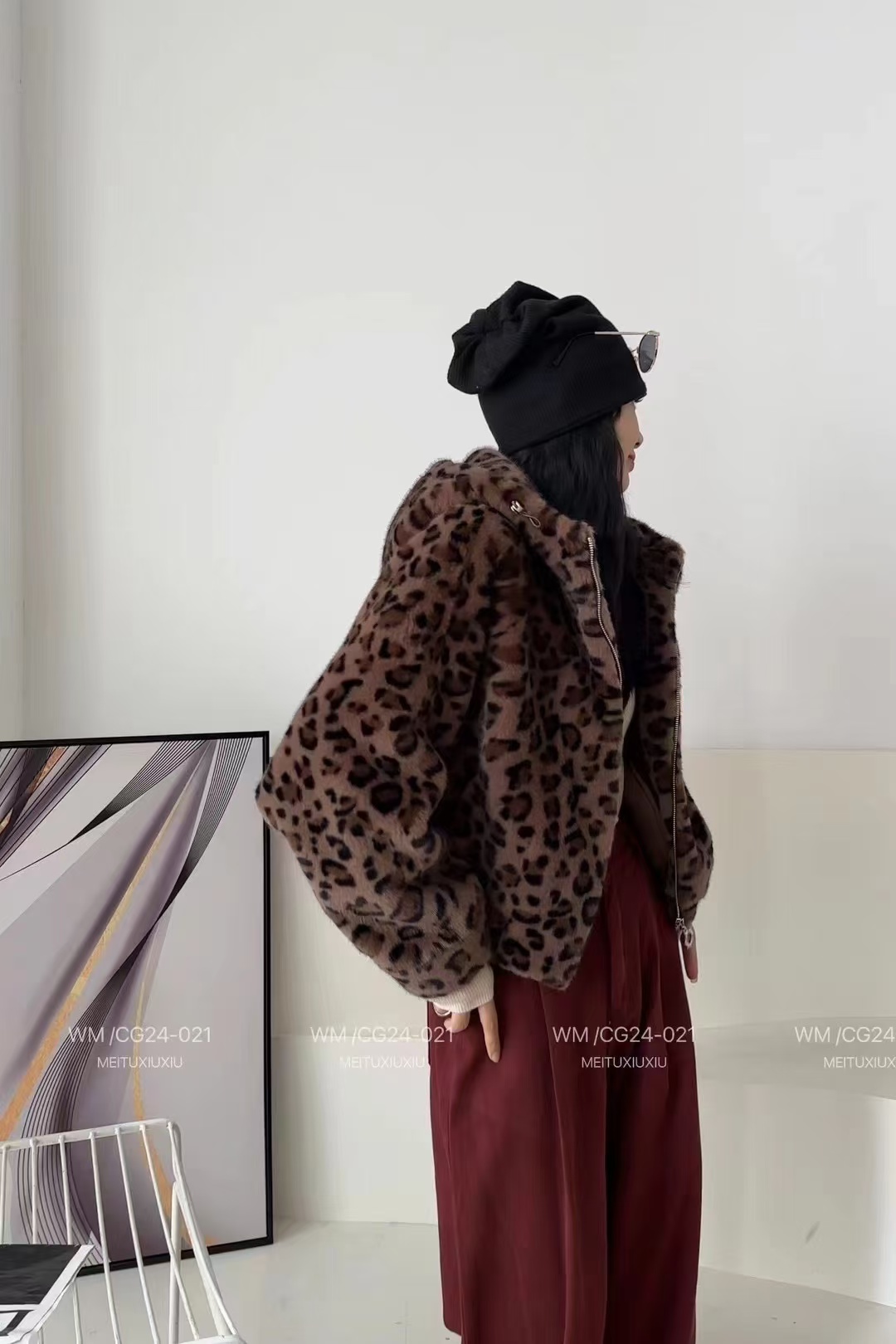 Fashion Support: High-Quality Female Suit with Dustproof Bag by Sandro, Includes Fur Coat - 图片 3
