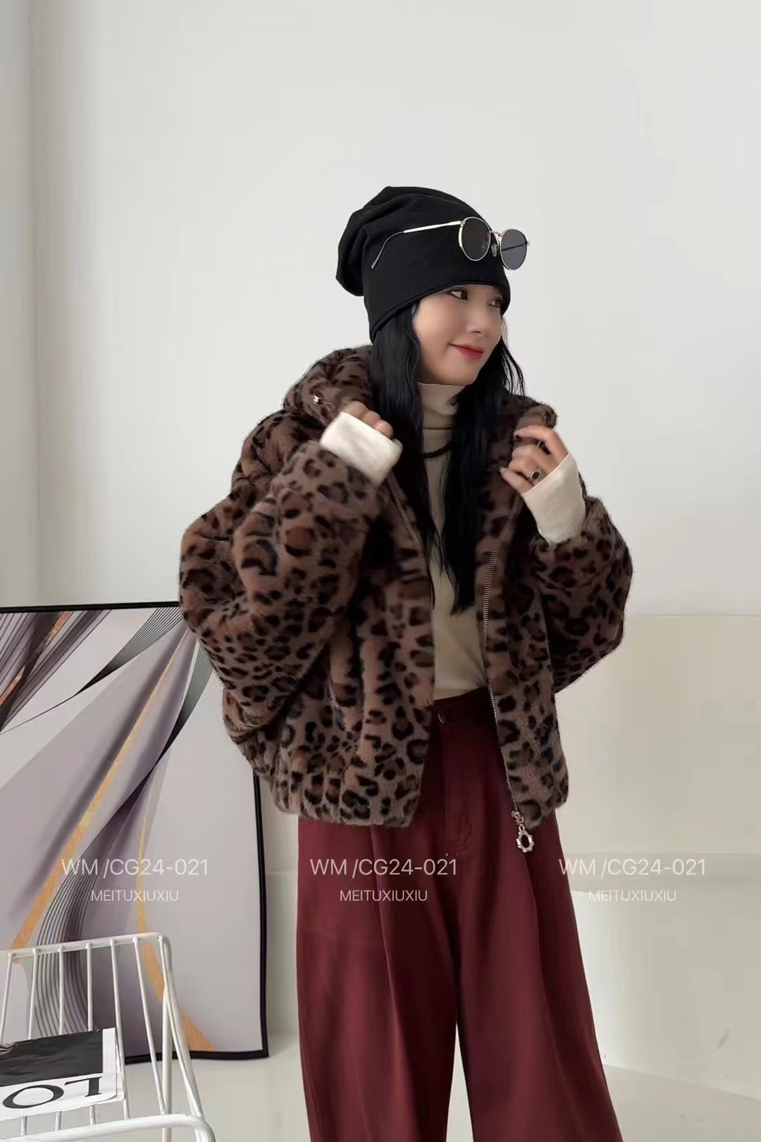 Fashion Support: High-Quality Female Suit with Dustproof Bag by Sandro, Includes Fur Coat - 图片 2