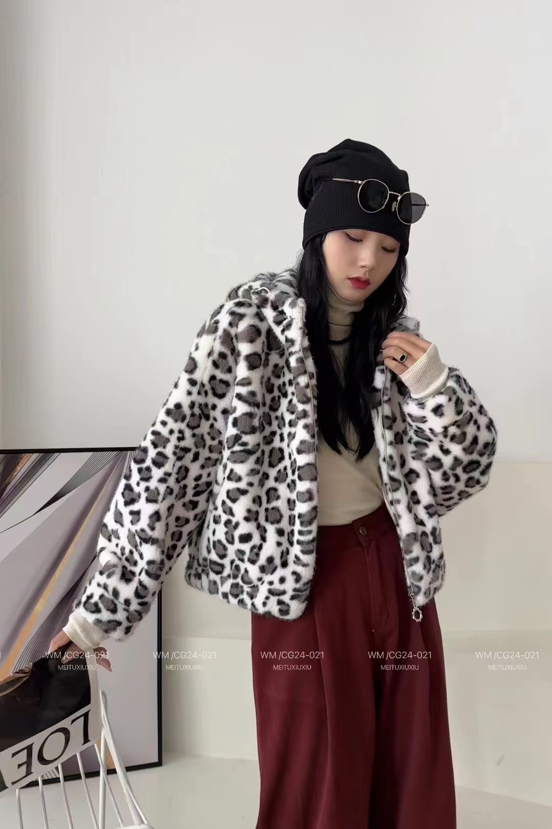 Fashion Support: High-Quality Female Suit with Dustproof Bag by Sandro, Includes Fur Coat - 图片 4