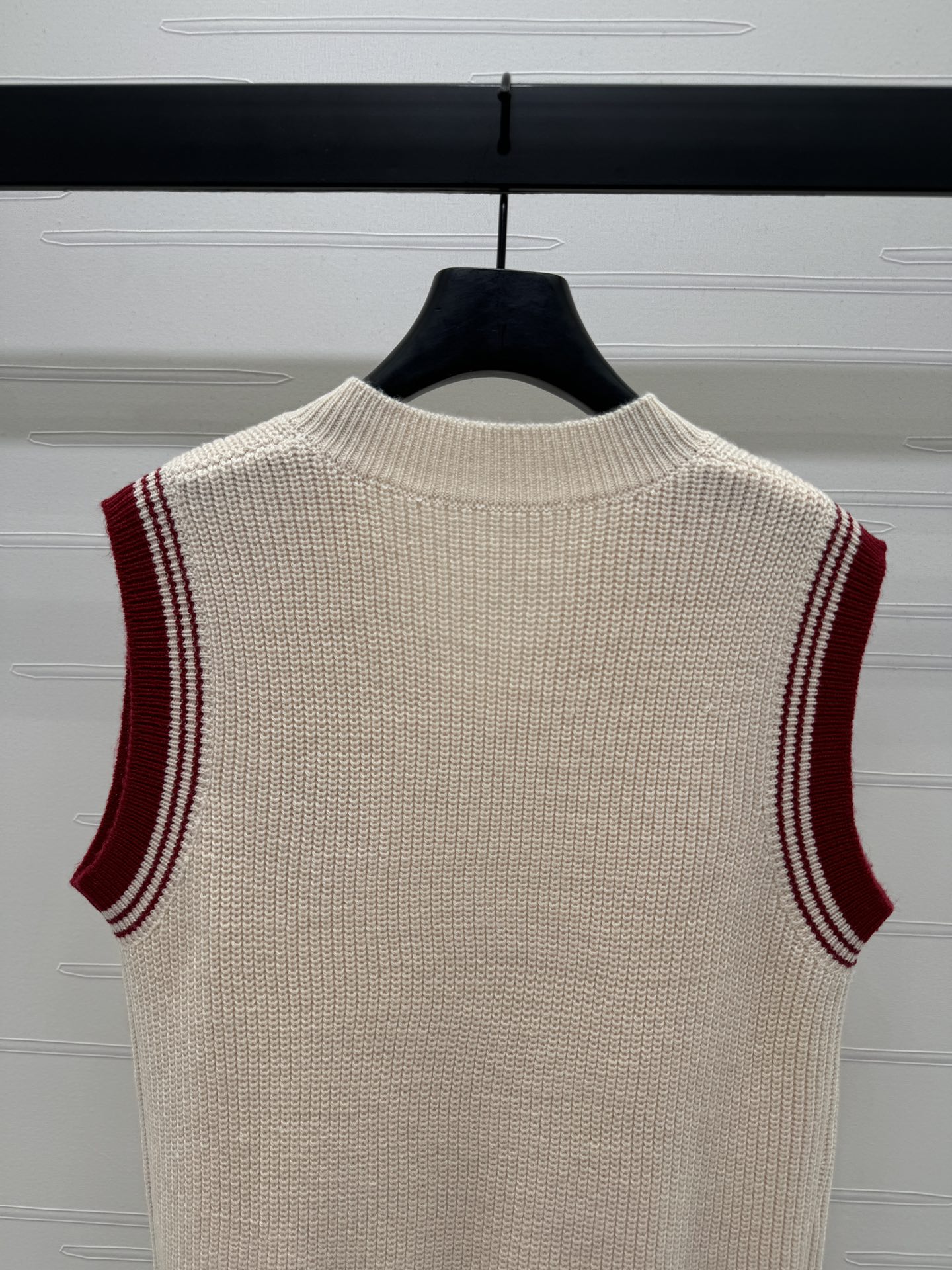 “High-Quality Women’s Clothes: Ami* 2025 Series V-Cruising Vest in YB Wool Needles” - 图片 6