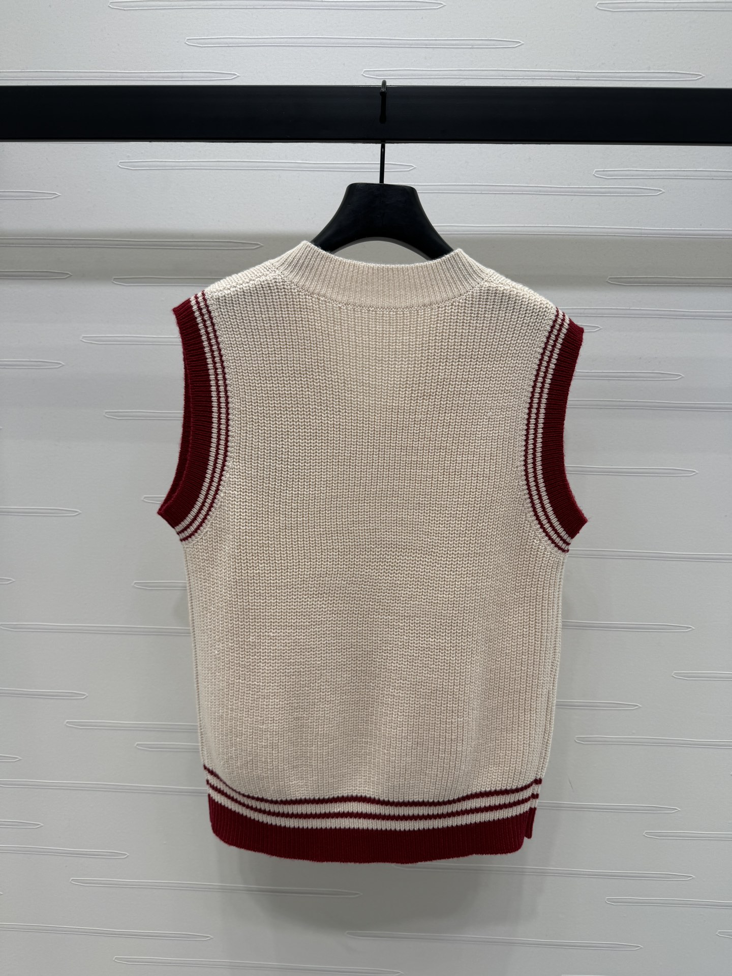“High-Quality Women’s Clothes: Ami* 2025 Series V-Cruising Vest in YB Wool Needles” - 图片 7