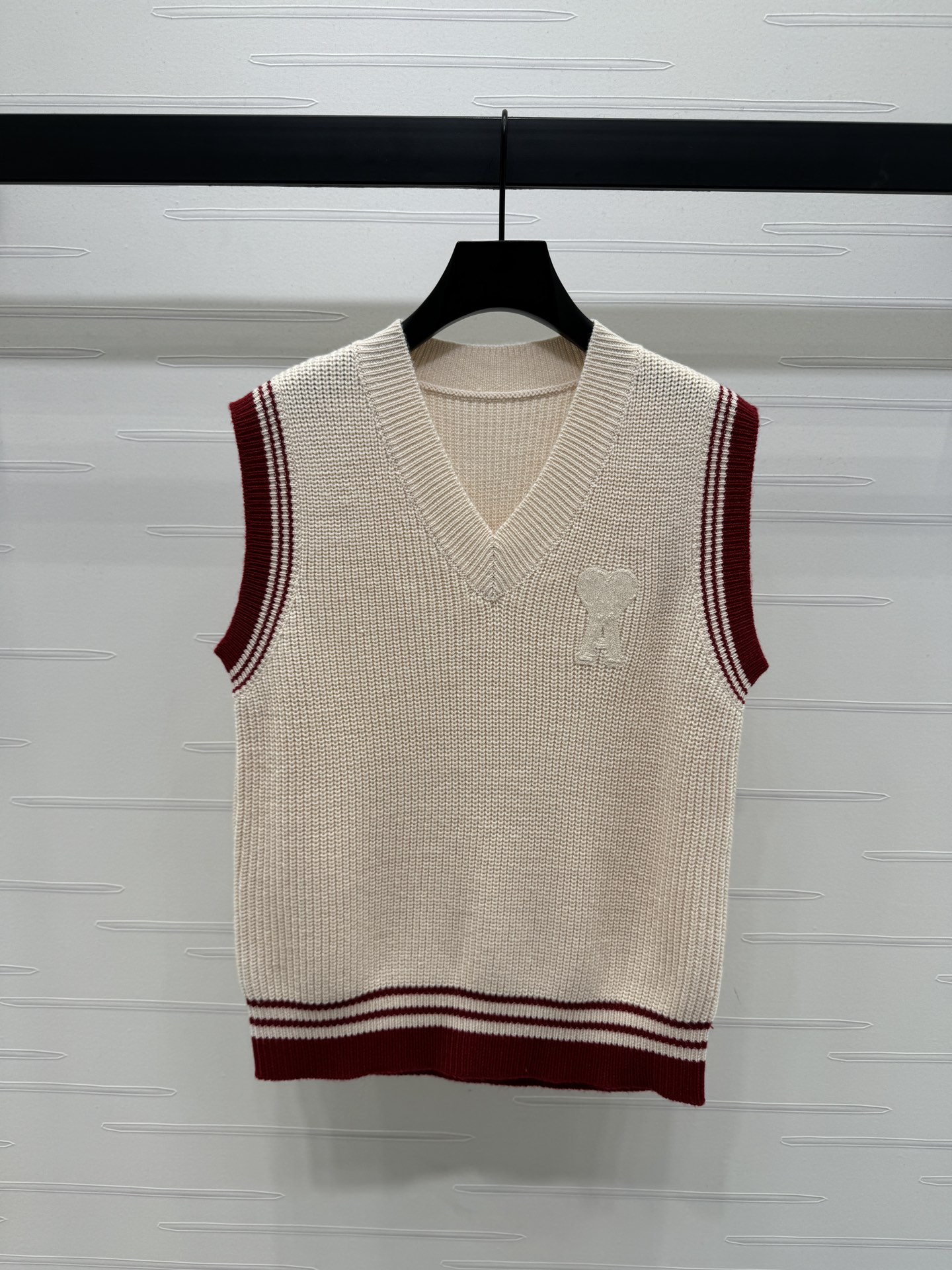 “High-Quality Women’s Clothes: Ami* 2025 Series V-Cruising Vest in YB Wool Needles” - 图片 1