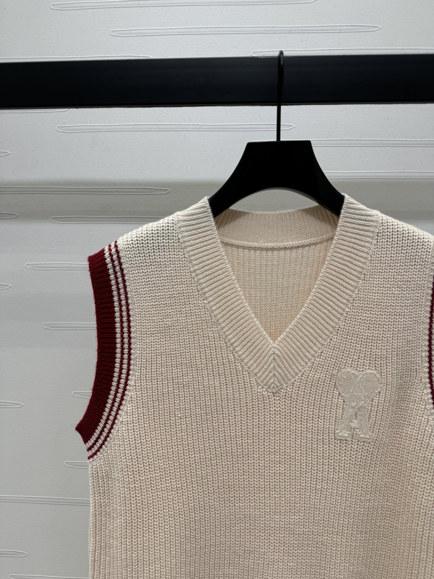 “High-Quality Women’s Clothes: Ami* 2025 Series V-Cruising Vest in YB Wool Needles” - 图片 3