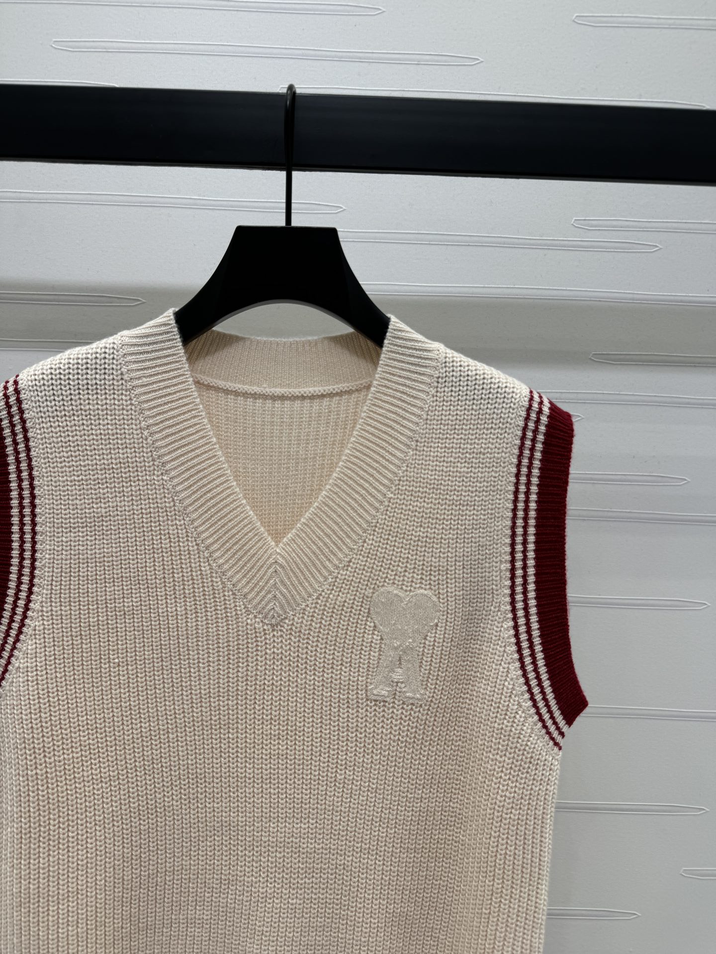 “High-Quality Women’s Clothes: Ami* 2025 Series V-Cruising Vest in YB Wool Needles” - 图片 2