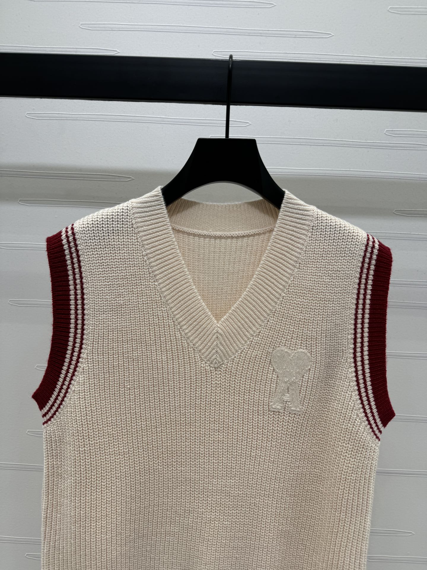 “High-Quality Women’s Clothes: Ami* 2025 Series V-Cruising Vest in YB Wool Needles” - 图片 4