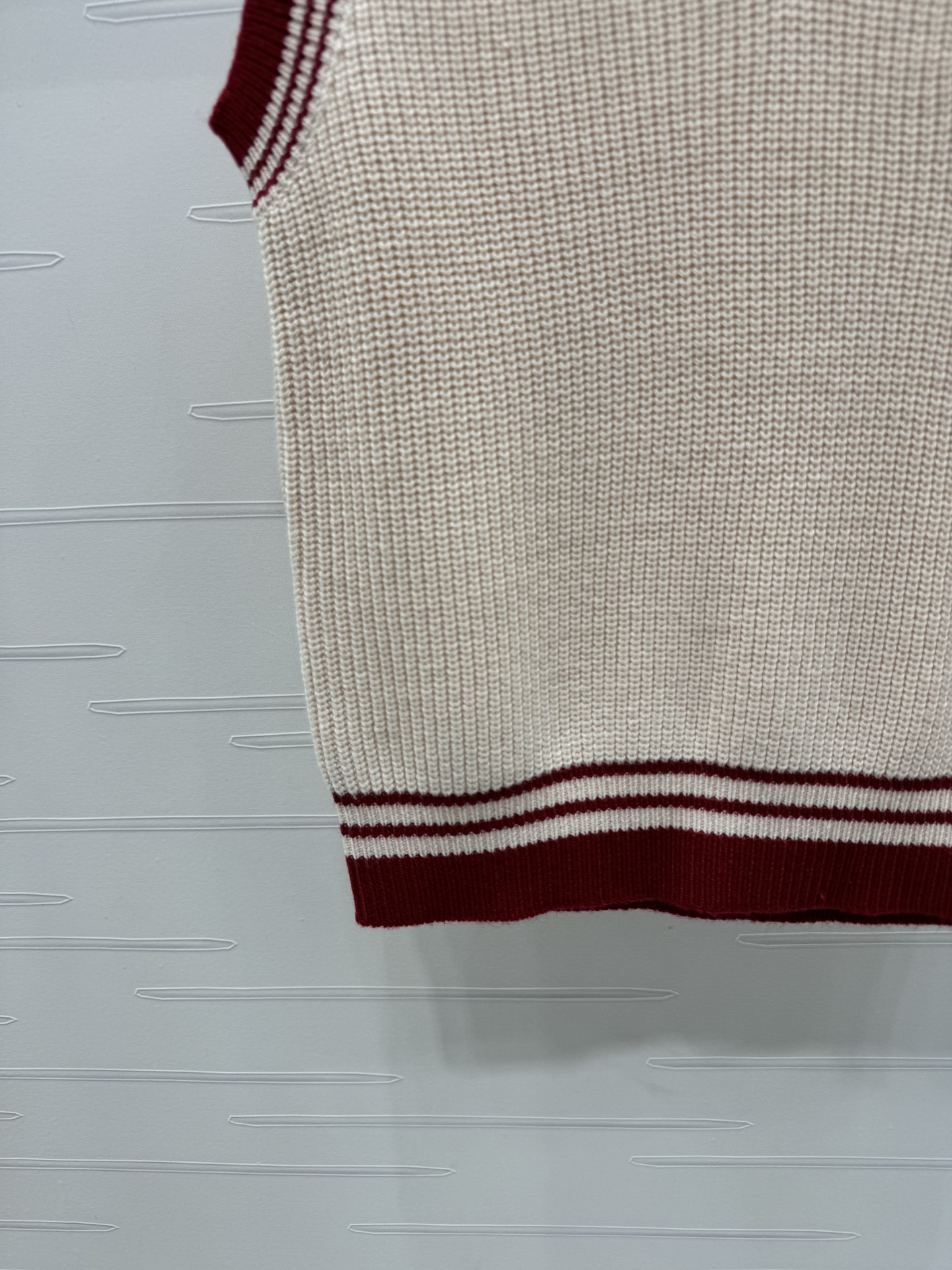 “High-Quality Women’s Clothes: Ami* 2025 Series V-Cruising Vest in YB Wool Needles” - 图片 5