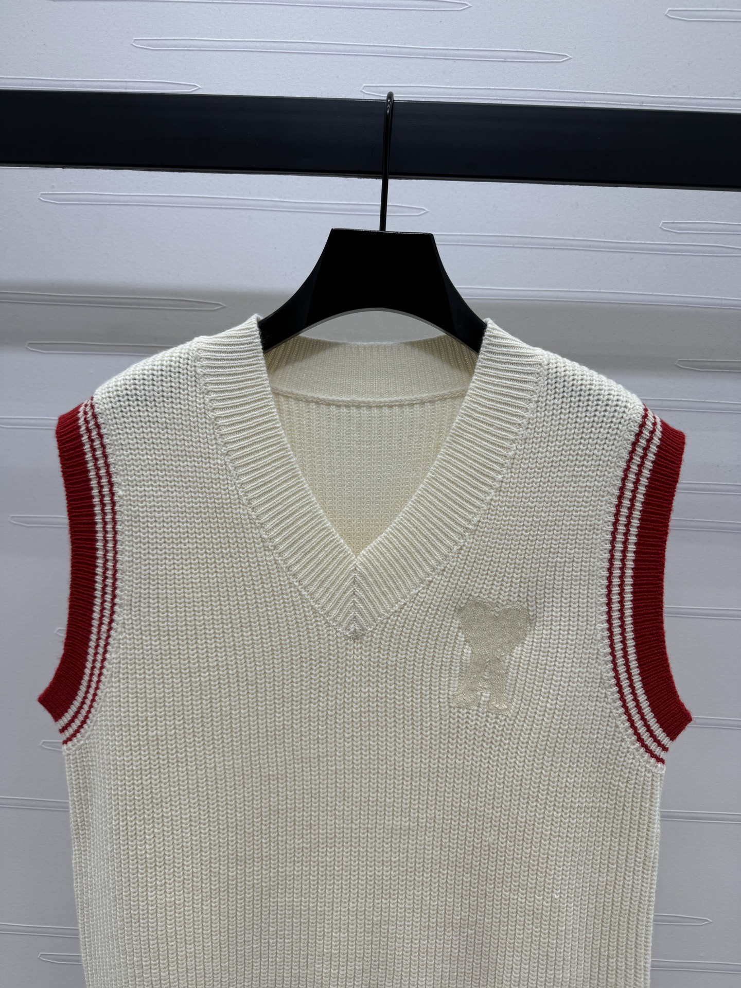 New Monolith Ami* 2025: High-Quality Women’s Clothes with V-Cruising Vest - 图片 5