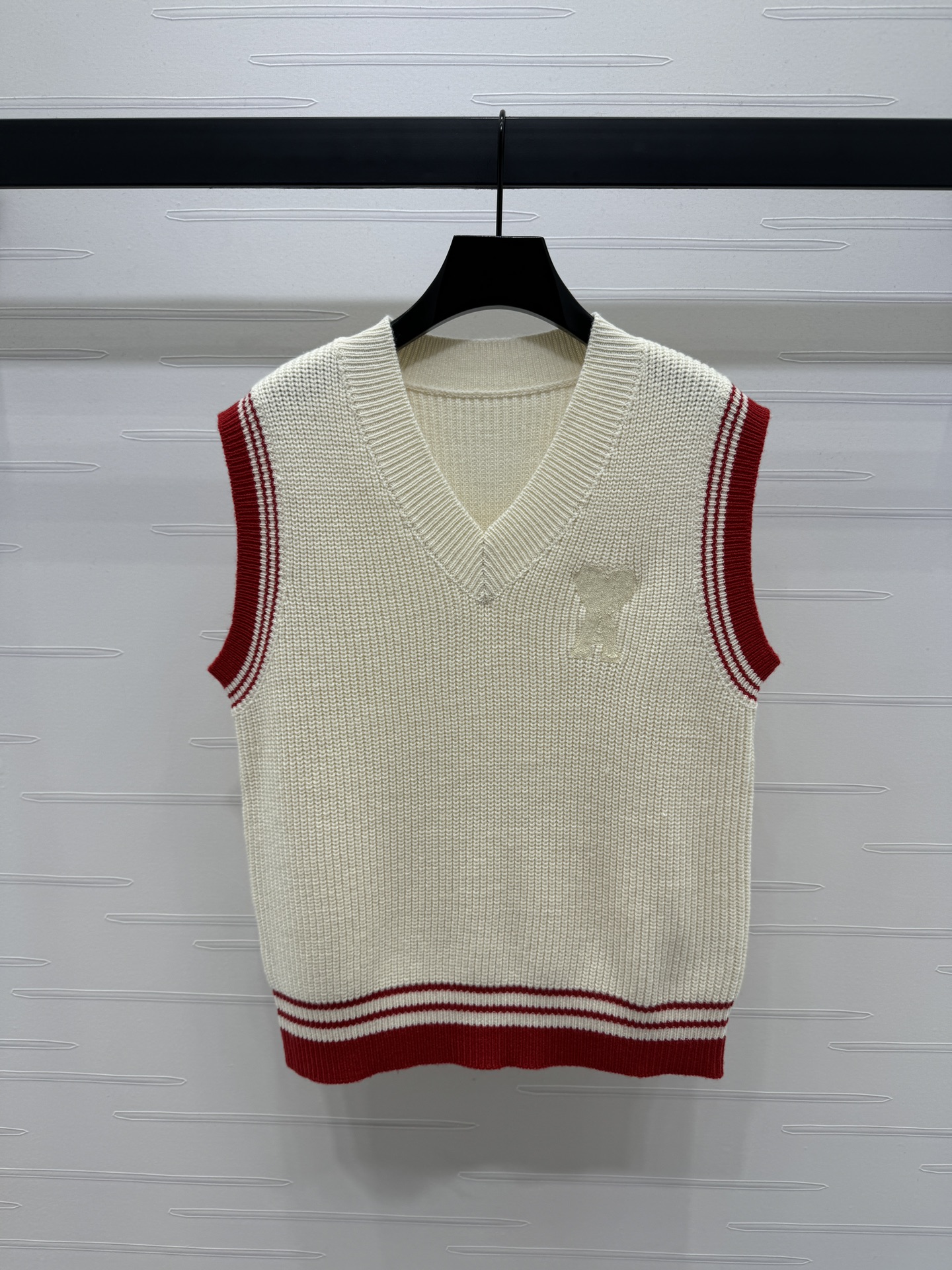 New Monolith Ami* 2025: High-Quality Women’s Clothes with V-Cruising Vest - 图片 2