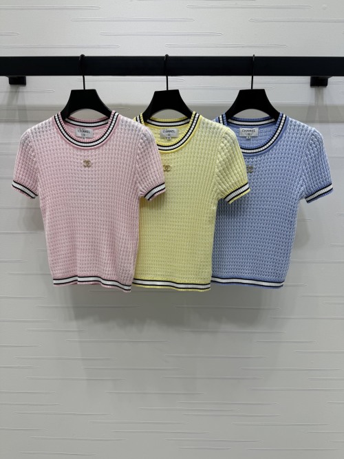 Chanel 2025 Spring/Summer Knitted Short-Sleeve Top with CC Logo 1 Chanel 2025 Spring/Summer Knitted Short-Sleeve Top with CC Logo