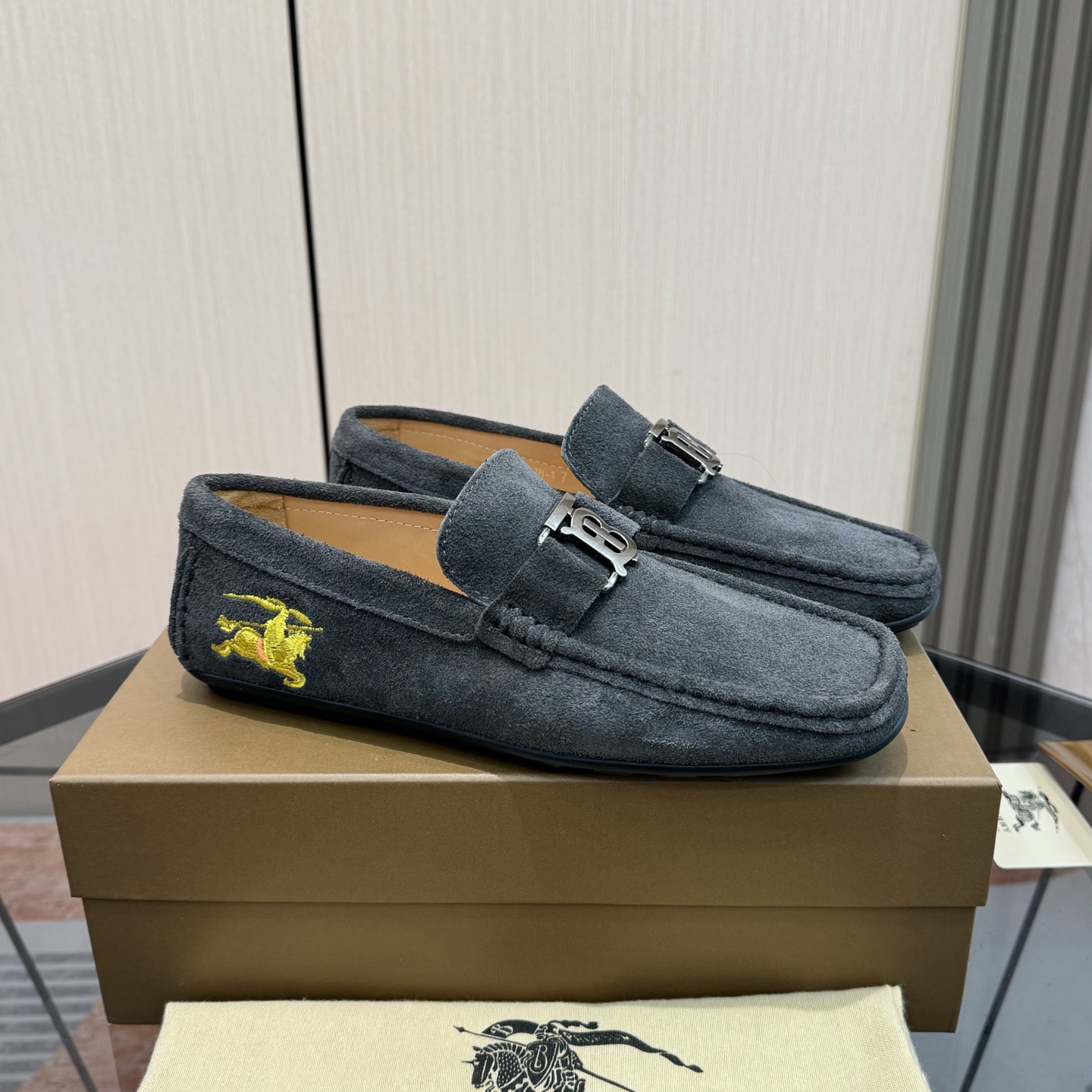 NO:350002,(Niuli) (Baboli Doudou shoes) Exclusive new model Official website new model Top imported matte cowhide with uppers, delicate feel, luxurious texture, tailor-made for exquisite men, creating a noble aura, delicate and smooth lines Cowhide inner lining. Size 38-44, 45 customized outdoor veteran driver driving shoes, burberry, cowhide19860909（牛里）（巴宝利豆豆鞋）独家新款 官网新款 鞋面以上乘的顶级进口磨砂牛皮,细腻的手感 流淌奢华的质感 为精致男士量身制作 铸就高贵气场 细致、流畅的线条 牛皮内里 .码数38-44、45定做 户外老司机驾车鞋,,burberry,cowhide,Men's shoes