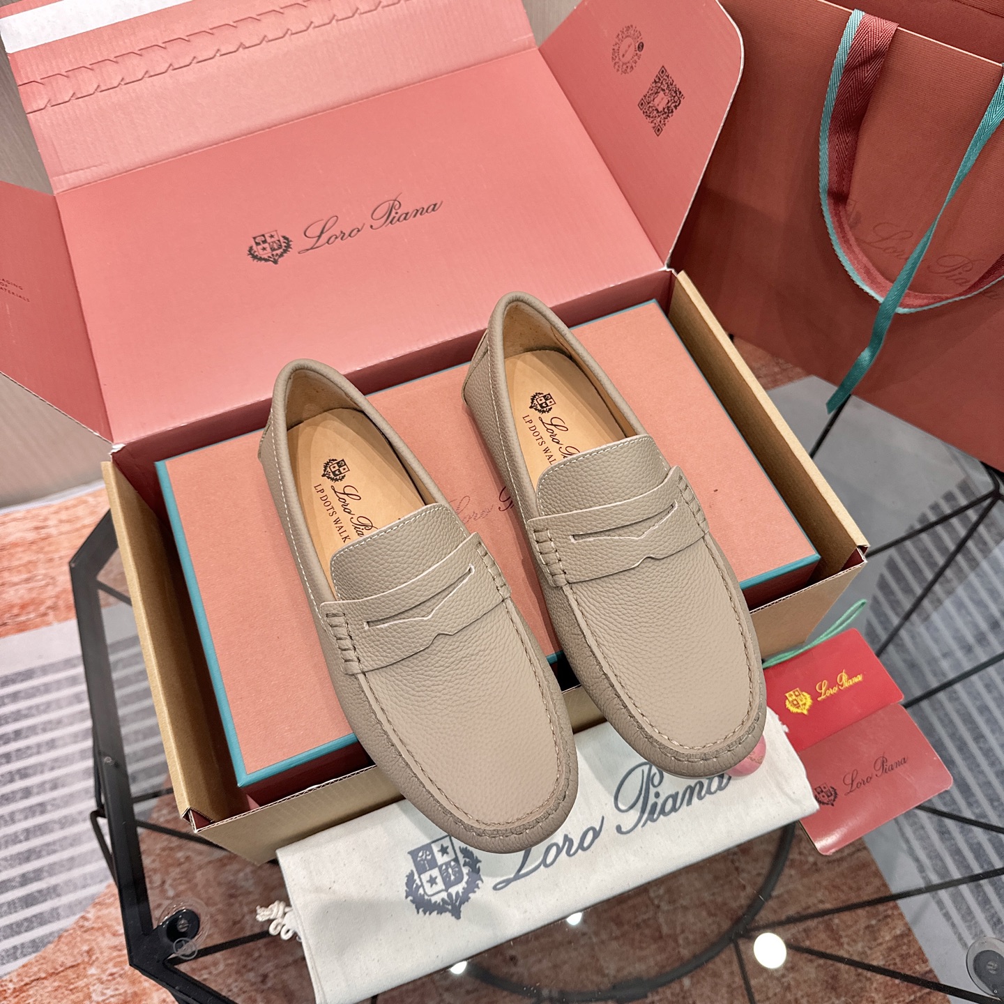 NO:779692,Actual price [loro piana] high-end new driving shoes are popular all over the world, and the official website is a hot seller. The upper is made of original first-layer cowhide and the inner lining of first-layer cowhide. It is matched with the original rubber sole. It is a classic. The complicated craftsmanship and meticulous structure make the shoe light and soft, allowing you to walk comfortably and freely. It is very suitable for summer wear. Size 38-45, loro piana, cowhide19860909实价【loro piana】高端新款驾车豆豆鞋潮爆全球,官网火爆热卖,鞋面采用原版头层牛皮面,头层牛皮内里.搭配原版橡胶鞋底,经典之作.繁复的匠艺工序、精心考究的结构,令鞋款轻盈而柔软,让您行走舒适自如.非常适合夏季穿着. 码数38-45,,loro piana,cowhide,Men's shoes