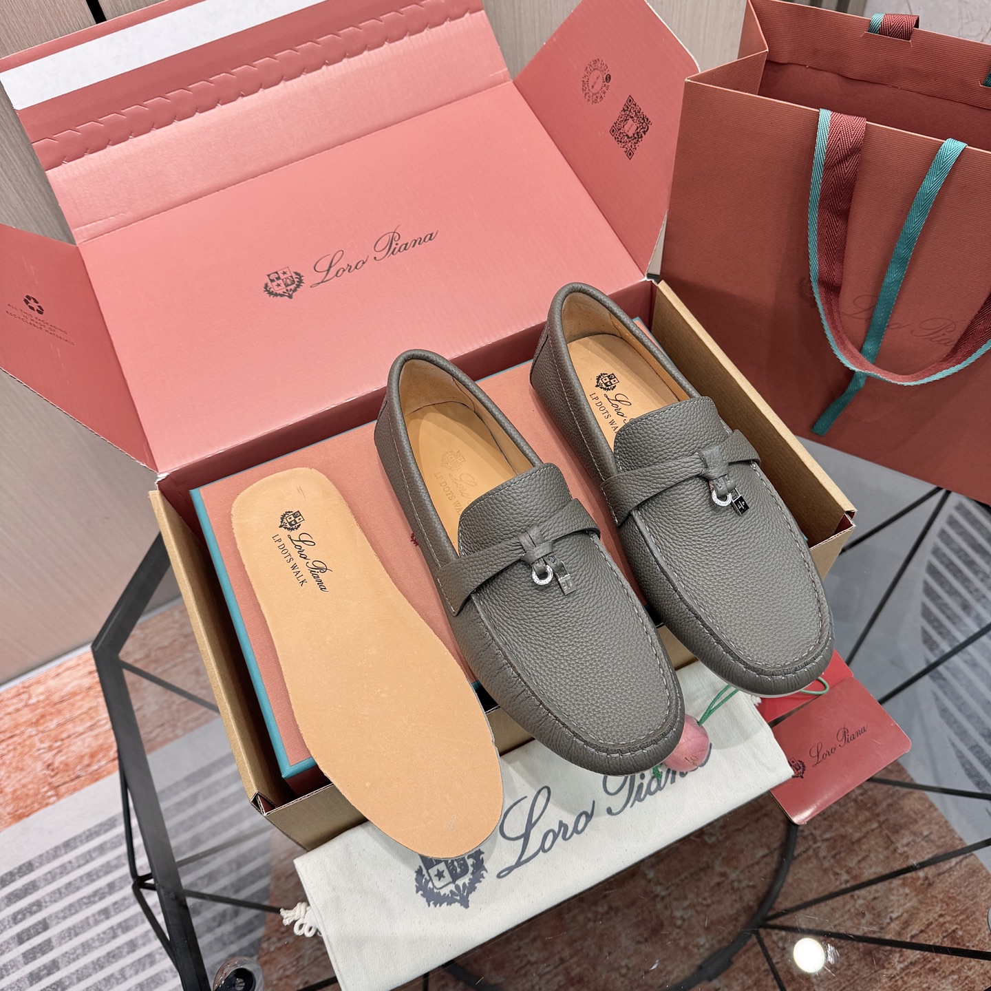 NO:746026,[LP] Code number: 38-44 (customized in 45) Loropiana classic high-quality men's slip-on shoes, first layer of cowhide, water-dyed cowhide lining on the inside, calfskin movable feet!  Rubber non-slip bean design outsole!  Look at the detailed pictures for quality!  The whole set is beautifully packaged!  ,,loro piana,loro piana,cowhide19860909【 LP】 码数:38-44（45定做） Loropiana经典高品质男士套脚款豆豆鞋 头层牛皮 内里水染牛里,小牛皮活动垫脚！橡胶防滑豆豆设计大底！品质细看细节图！全套精美包装！,,loro piana,loro piana,cowhide,Men's shoes