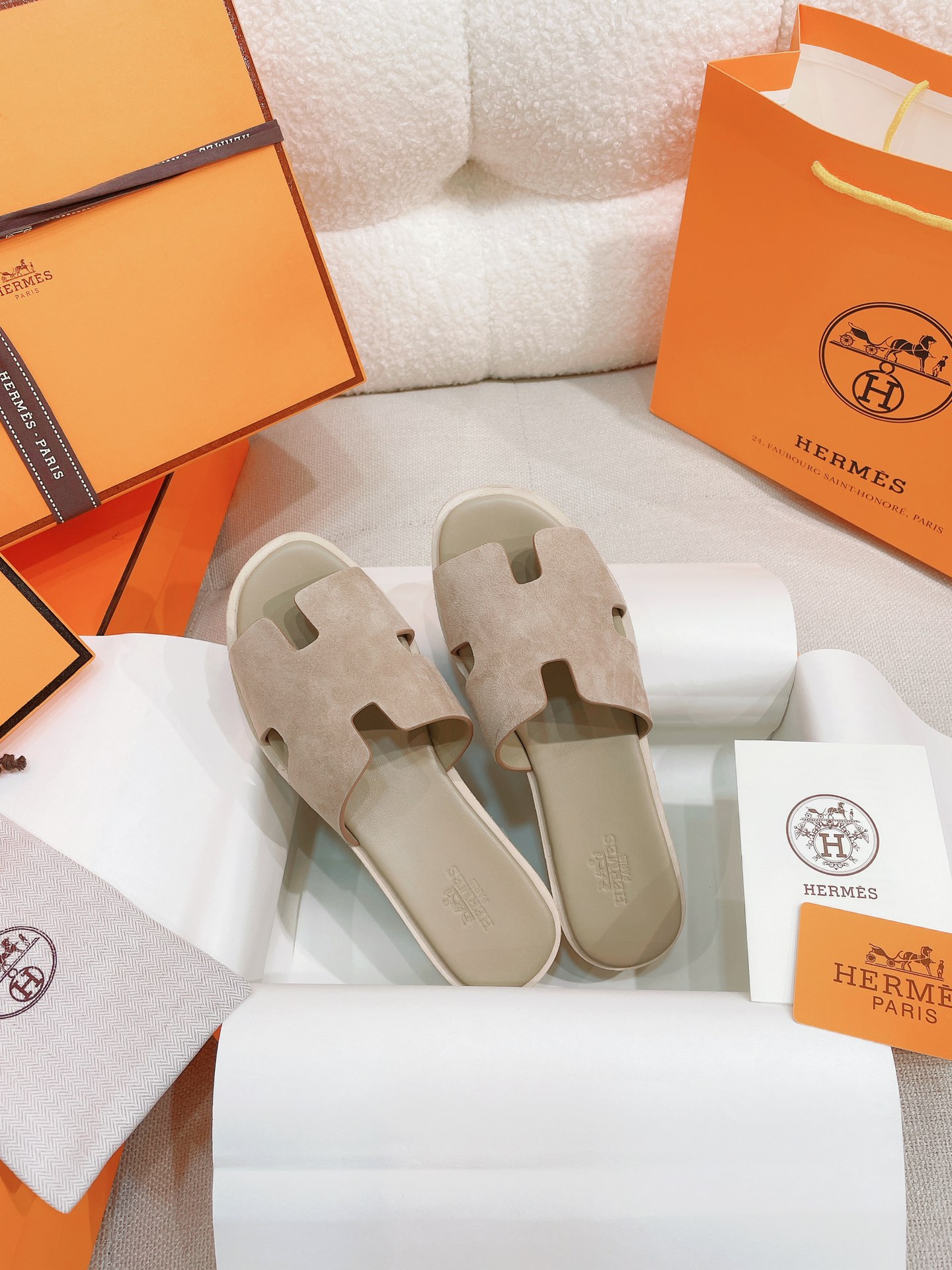 NO:253871,The exclusive and exclusive Herme* official website. The cabinet is equipped with H-shaped cowhide wood bran bottom thick-soled sponge cake high-heeled slippers. Exclusive H-home shoes. New products~ The real original version is purchased, and you are not allowed to look at the pictures to make products!  The super easy-to-wear sponge slippers, which can be worn by the feet to increase the height by 7cm in seconds, and it is also very friendly to friends who can't wear high heels. The sponge sole is a perfect sponge sole, which makes it look taller and slimmer. All the raw materials and production processes of the shoes are customized according to YB. The upper is made of original cowhide, the insole is fixed-dyed sheepskin, and the sole is geared rubber sole, which is wear-resistant and anti-slip effect has improved several levels. Calfskin sandals, 