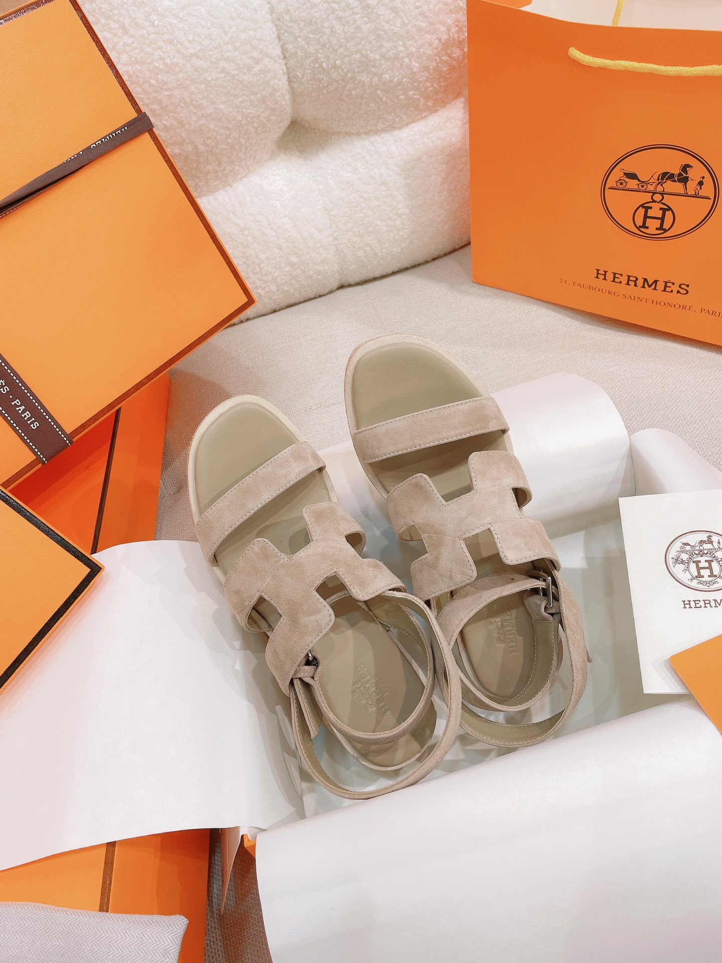 NO:253876,The new Herme* exclusive. Official website. The cabinet is synchronized with H-shaped cowhide wood bran bottom thick-soled sponge cake high-heeled sandals and slippers. Exclusive H-home shoes. New product~ The real original version is purchased, and you are not allowed to look at the pictures to make products!  The super easy-to-wear sponge sandals, which can be worn by the feet increase by 7cm in a second, and they are also very friendly to friends who can't wear high heels. The sponge sole is a perfect sponge sole, which makes it look taller and slimmer. All the raw materials and production processes of the shoes are customized according to YB. The upper is made of original cowhide, the insole is fixed-dyed sheepskin, and the sole is made of gear rubber sole, which is wear-resistant and anti-slip effect has improved several levels. Calfs sandals, 