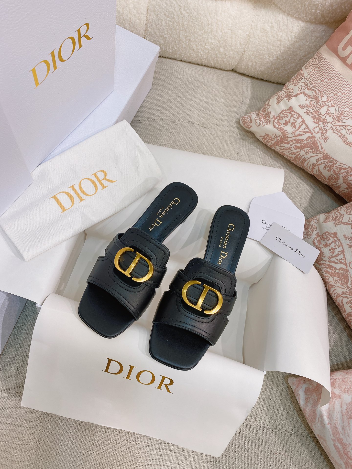 NO:264106,New [Medium Heel] Dio* CD New Montaigne Cowhide cylindrical heel sandals. The original version is the highest. ZP comparison is welcome to compare it at will. This Montaigne sandals are a classic item of Dio*. The gold-finished metal 