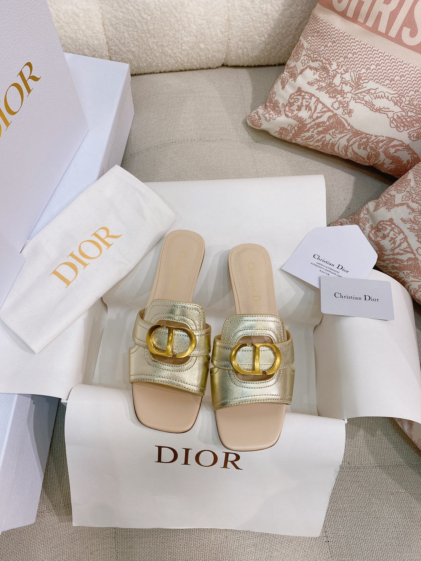NO:264115,New [low heel] Dio* CD New Montaigne cowhide cylindrical heel sandals. The original version is the highest version. ZP comparison is welcome to compare it at will. This Montaigne sandals are a classic item of Dio*. The gold-finished metal 