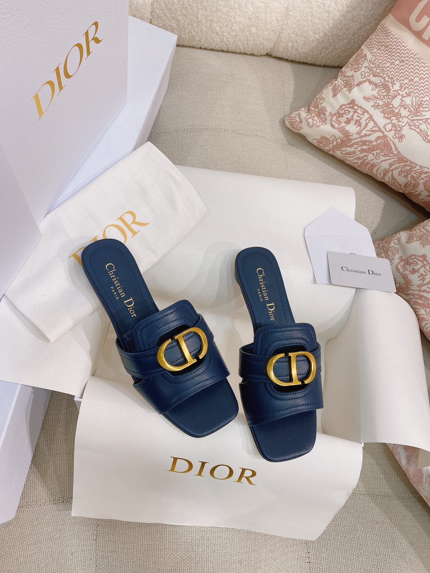 NO:264097,New [low heel] Dio* CD New Montaigne cowhide cylindrical heel sandals. The original version is the highest version. ZP comparison is welcome to compare it at will. This Montaigne sandals are a classic item of Dio*. The gold-finished metal 