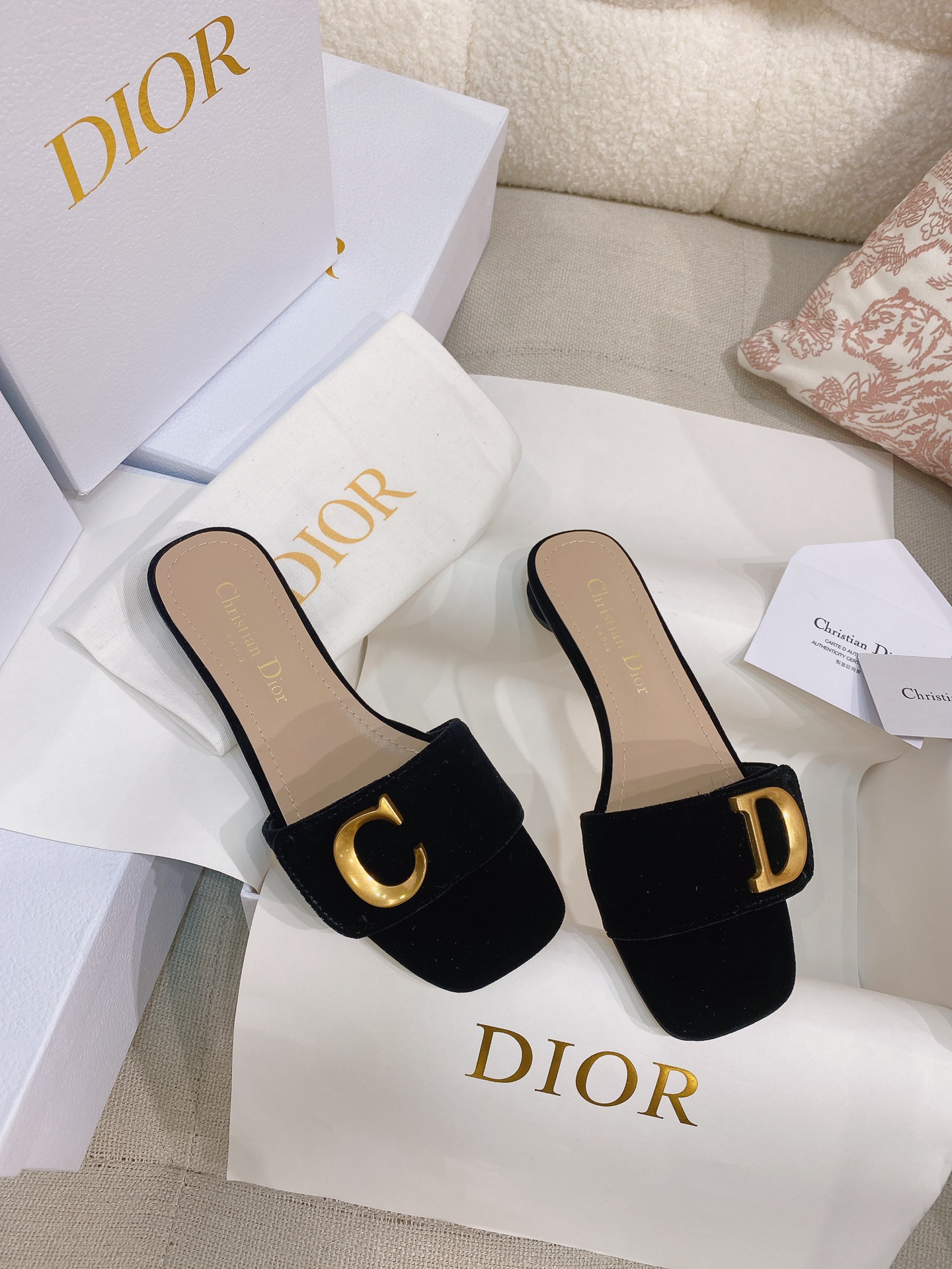NO:253820,New [Low Heel] Velvet C'EST DIO* CD One-shaped square-toe sandals Purchase Zp comparison customization, the original version is the highest, and you are welcome to compare it any time for ZP comparison and goods. This new C'est D Jia Dijia sandals are elegant and fashionable. They are carefully crafted with high-quality velvet/calf patent leather, simple style, decorated with gold-finished metal C and D letters to enhance the style, and are inspired by CD archives. The design is elegant, and the square toe complements the 2.5 cm cylindrical heel, making the fashionable shape more refined and can add elegant temperament to all kinds of shapes. The upper is decorated with gold-finished metal C and D first letters, and the genuine leather sole is engraved with Christian D's lucky star symbol. The upper is top layer of cow patent leather/velvet inner insole sheepskin sole is full of genuine leather sole  Number of codes 35-39 (40 codes can be customized without return) Multi-color color Heel height and low heels about 2.5cm, complete high-end packaging with CD box, slippers, dior, dior, dior, slippers, sheepskin, Leather soles19860909上新【低跟款】天鹅绒C'EST DIO* CD一字方头凉拖鞋  购入Zp对比定制,原单最高版本,ZP对比做货欢迎任意对比  这款 C'est D家迪家凉拖鞋新品,优雅时尚.采用高品质丝绒/小牛漆皮精心制作,款式简约,饰以金色饰面金属 C 和 D 字母提升格调,灵感源自CD档案.设计优雅,方形鞋头与 2.5厘米圆柱形鞋跟相得益彰,令时尚的造型更加精致,可为各式造型增添高雅气质.鞋面饰以金色饰面金属 C 和 D 首字母,真皮鞋底镌刻 Christian D的幸运星符号  鞋面头层牛漆皮/丝绒 内里鞋垫绵羊皮 鞋底全真皮大底  码数35-39码（40码可定制不退换）  颜色多色  跟高低跟约2.5cm  配CD盒子全套高端包装,拖鞋,dior,dior,dior,slippers,sheepskin,Leather soles,Women's Shoes